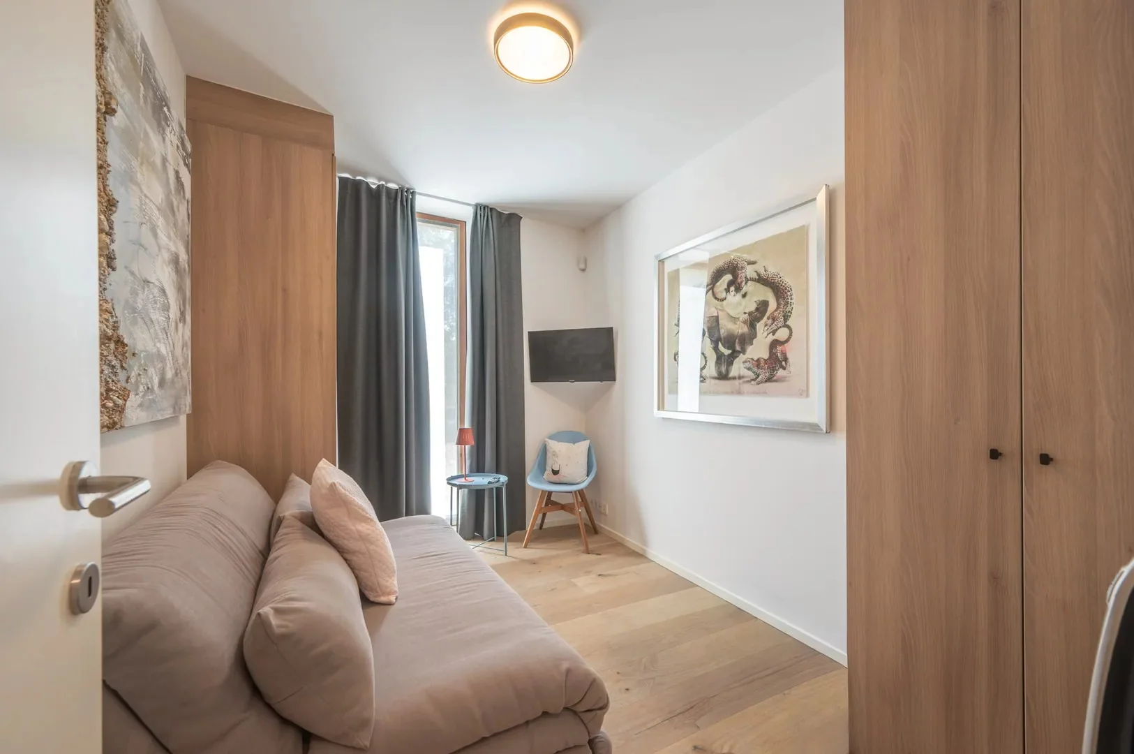 Recente woning aan het karaktervolle Oosthoekplein.