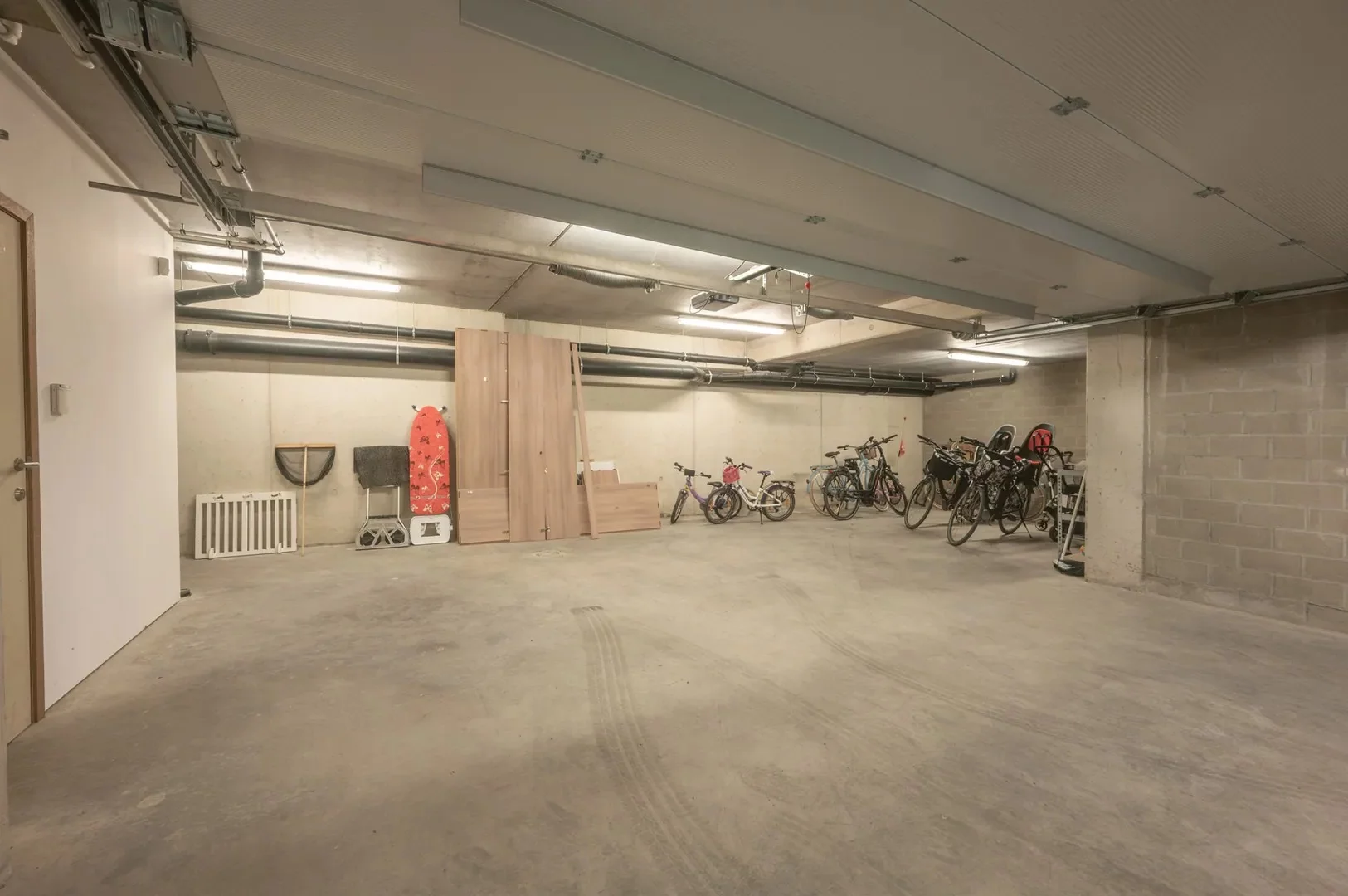 Recente woning aan het karaktervolle Oosthoekplein.