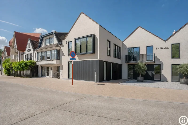 Recente woning aan het karaktervolle Oosthoekplein.
