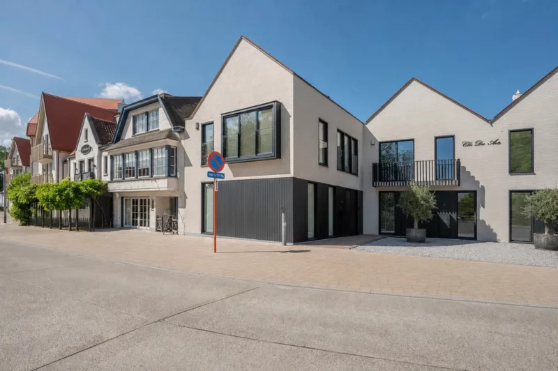 Recente woning aan het karaktervolle Oosthoekplein.