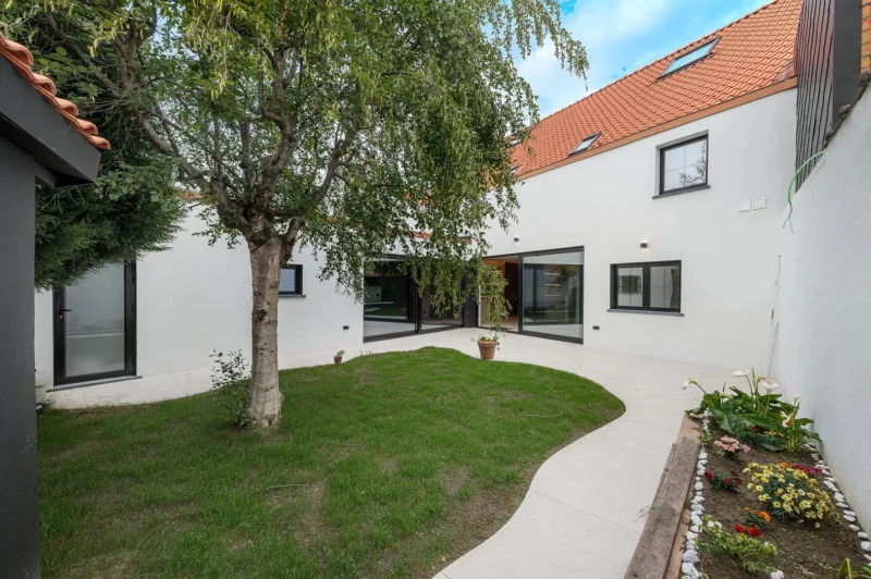 Brede stadswoning met garage en zonnige stadstuin te Heist