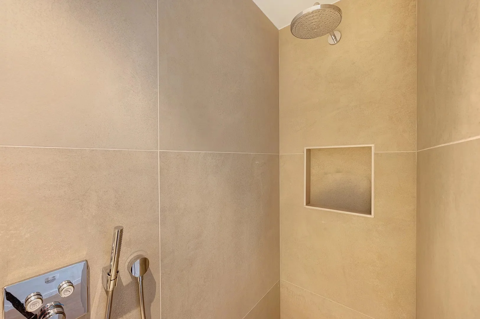 Luxueus gerenoveerd 3-slaapkamerappartement nabij de Zeedijk