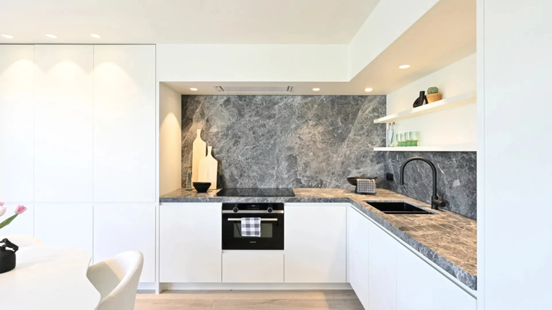 Penthouse-appartement vlakbij de zeedijk met zonneterrassen