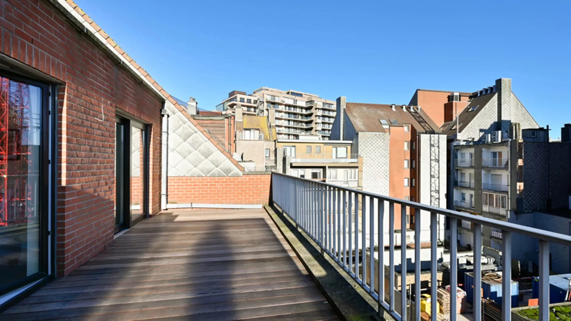 Penthouse-appartement vlakbij de zeedijk met zonneterrassen