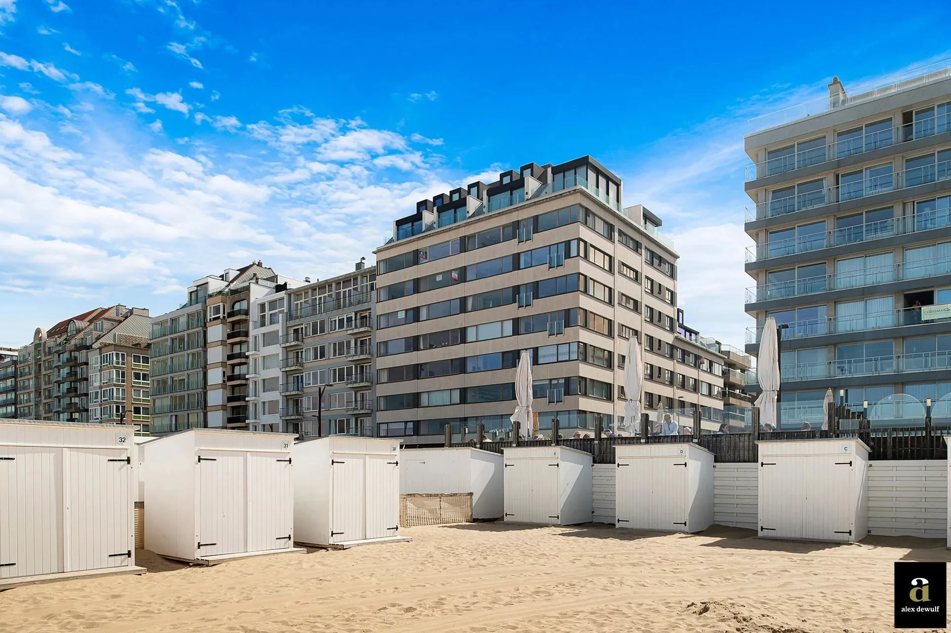 Prachtig gerenoveerd appartement met frontaal zeezicht, tussen het Lichttorenplein en het Albertple