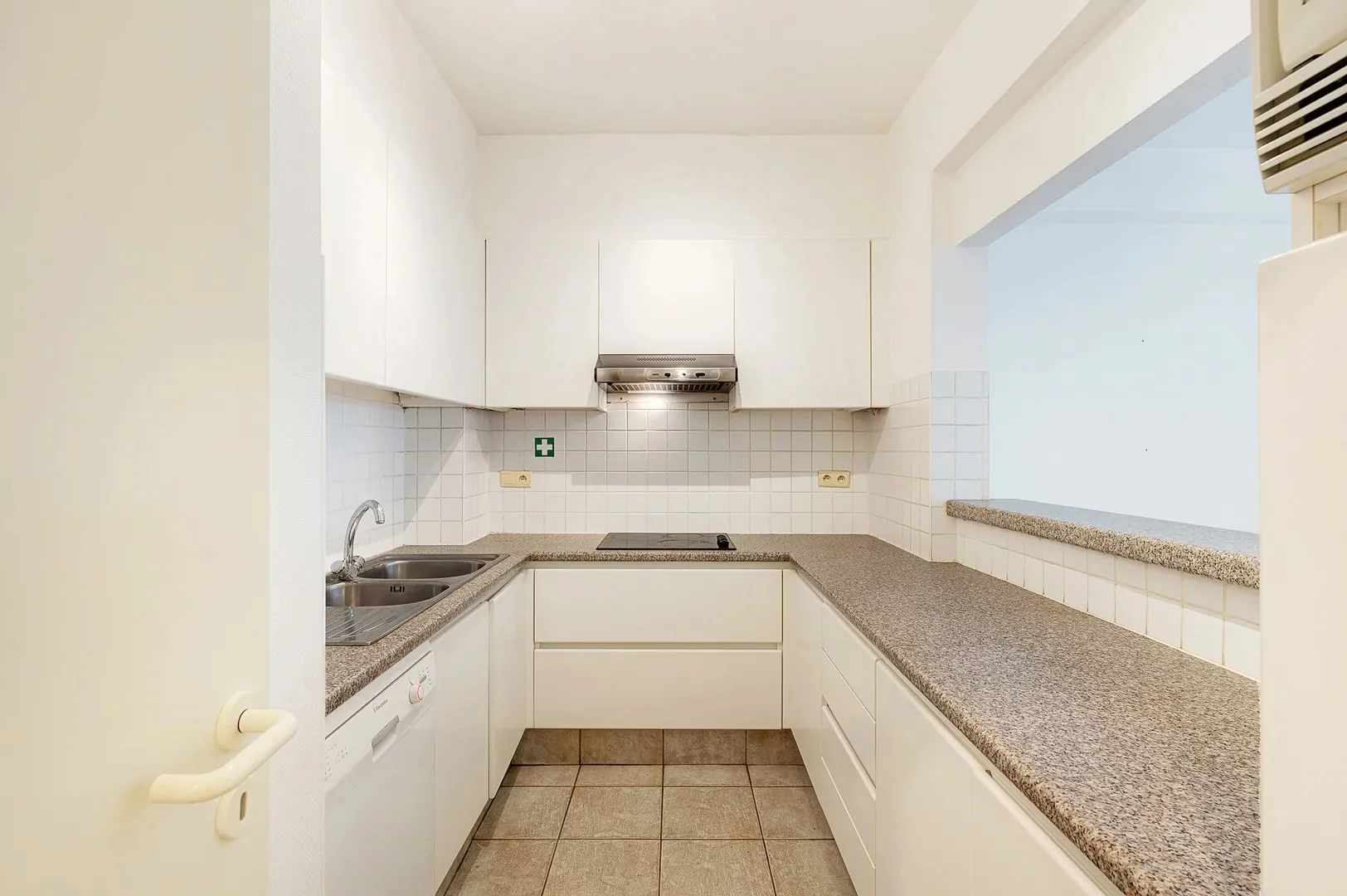 Te renoveren gelijkvloers appartement op topligging nabij het Rubensplein.