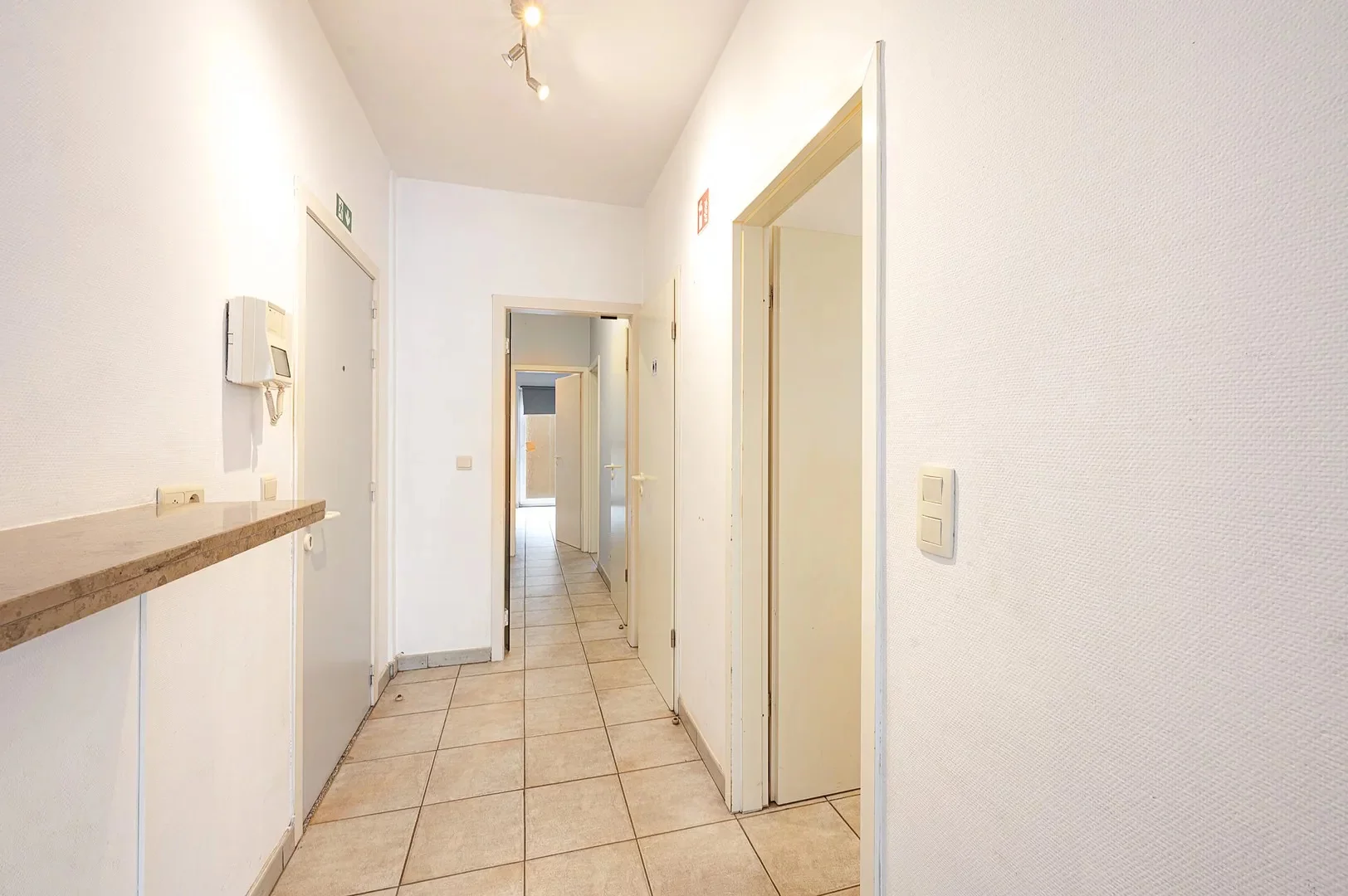 Te renoveren gelijkvloers appartement op topligging nabij het Rubensplein.