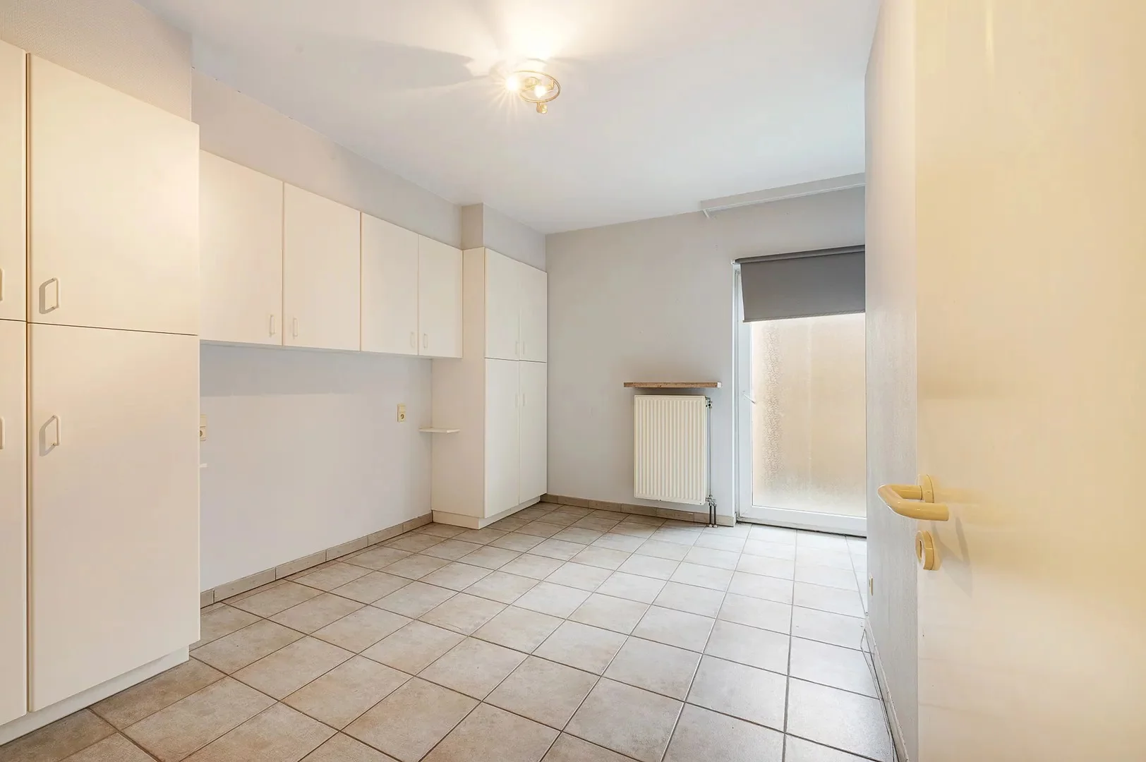 Te renoveren gelijkvloers appartement op topligging nabij het Rubensplein.
