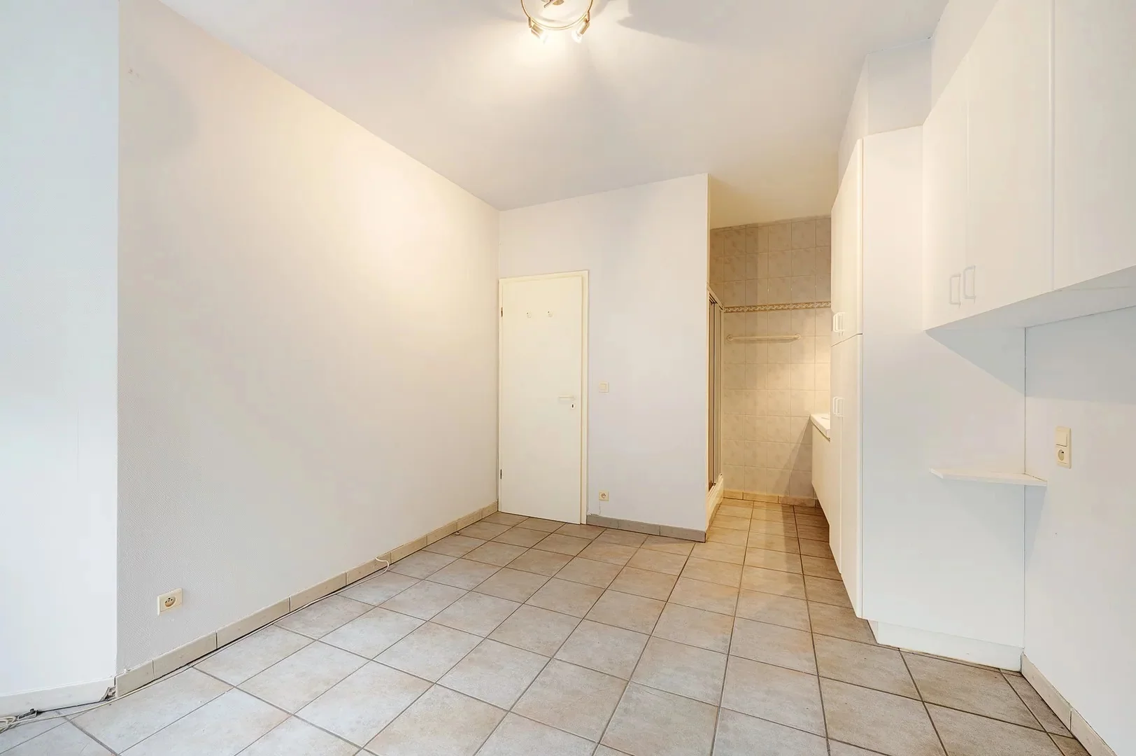 Te renoveren gelijkvloers appartement op topligging nabij het Rubensplein.