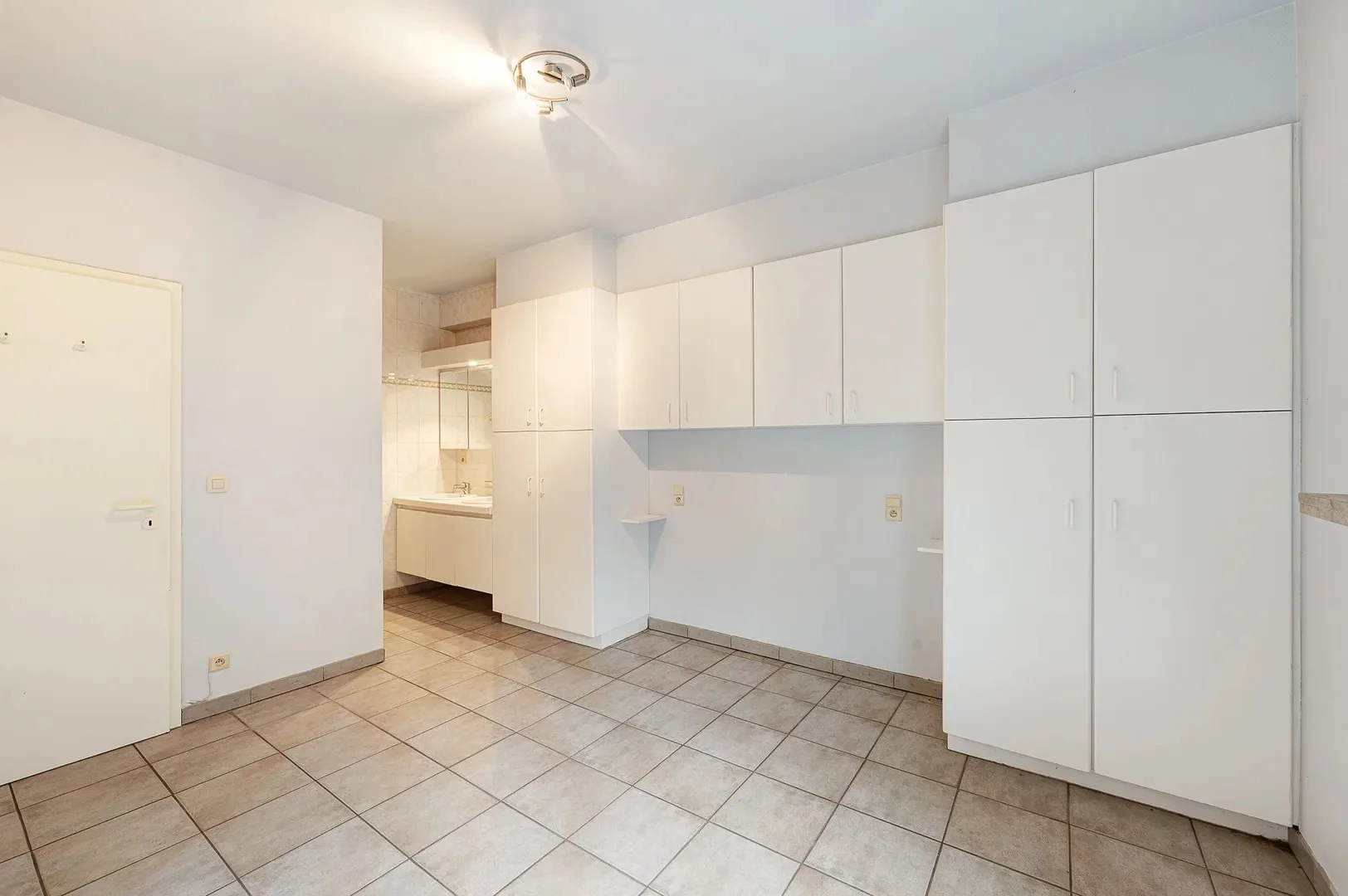 Te renoveren gelijkvloers appartement op topligging nabij het Rubensplein.