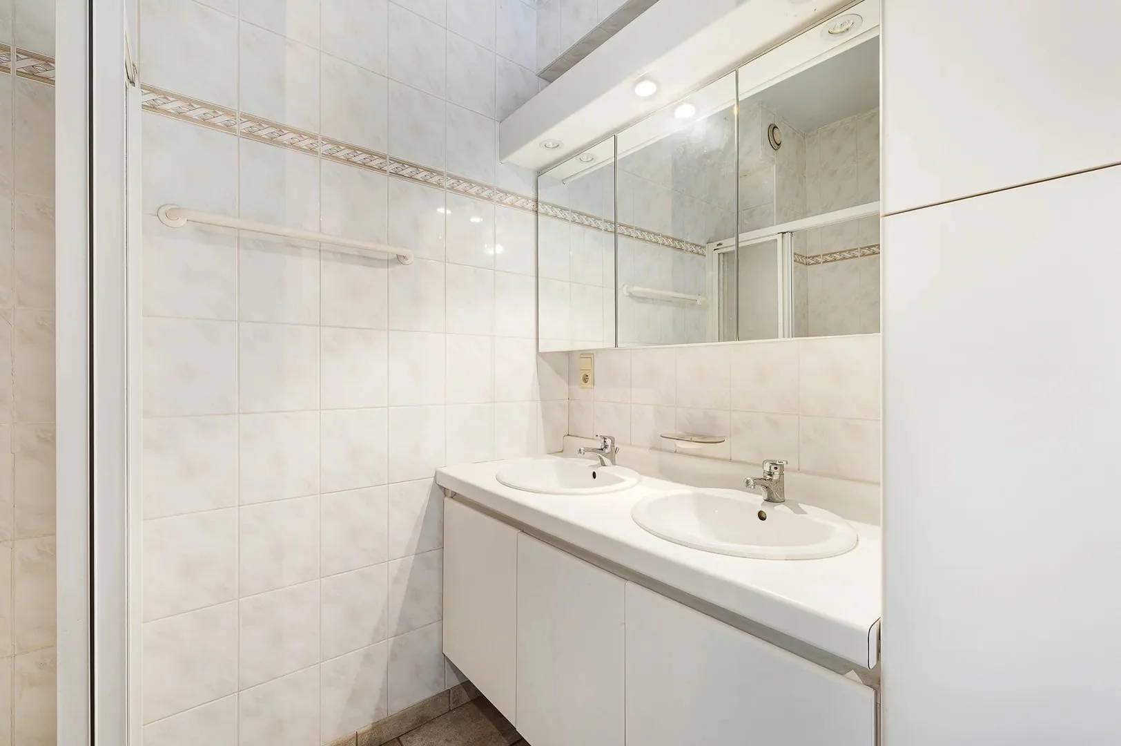 Te renoveren gelijkvloers appartement op topligging nabij het Rubensplein.