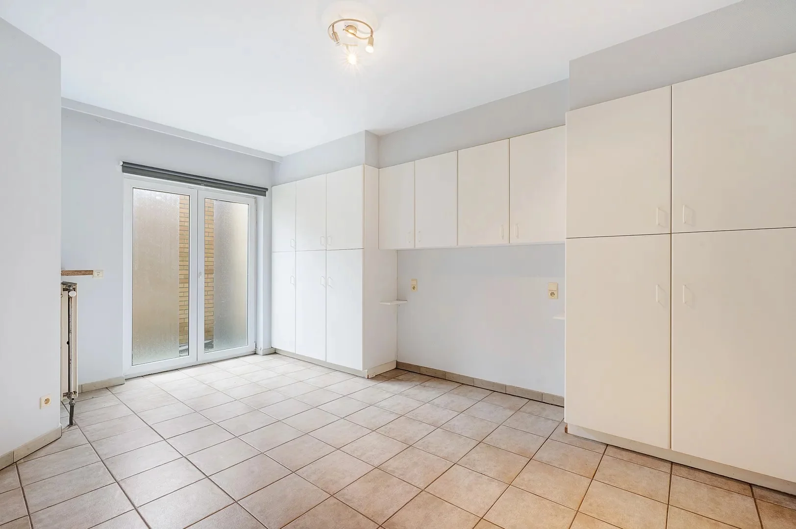 Te renoveren gelijkvloers appartement op topligging nabij het Rubensplein.