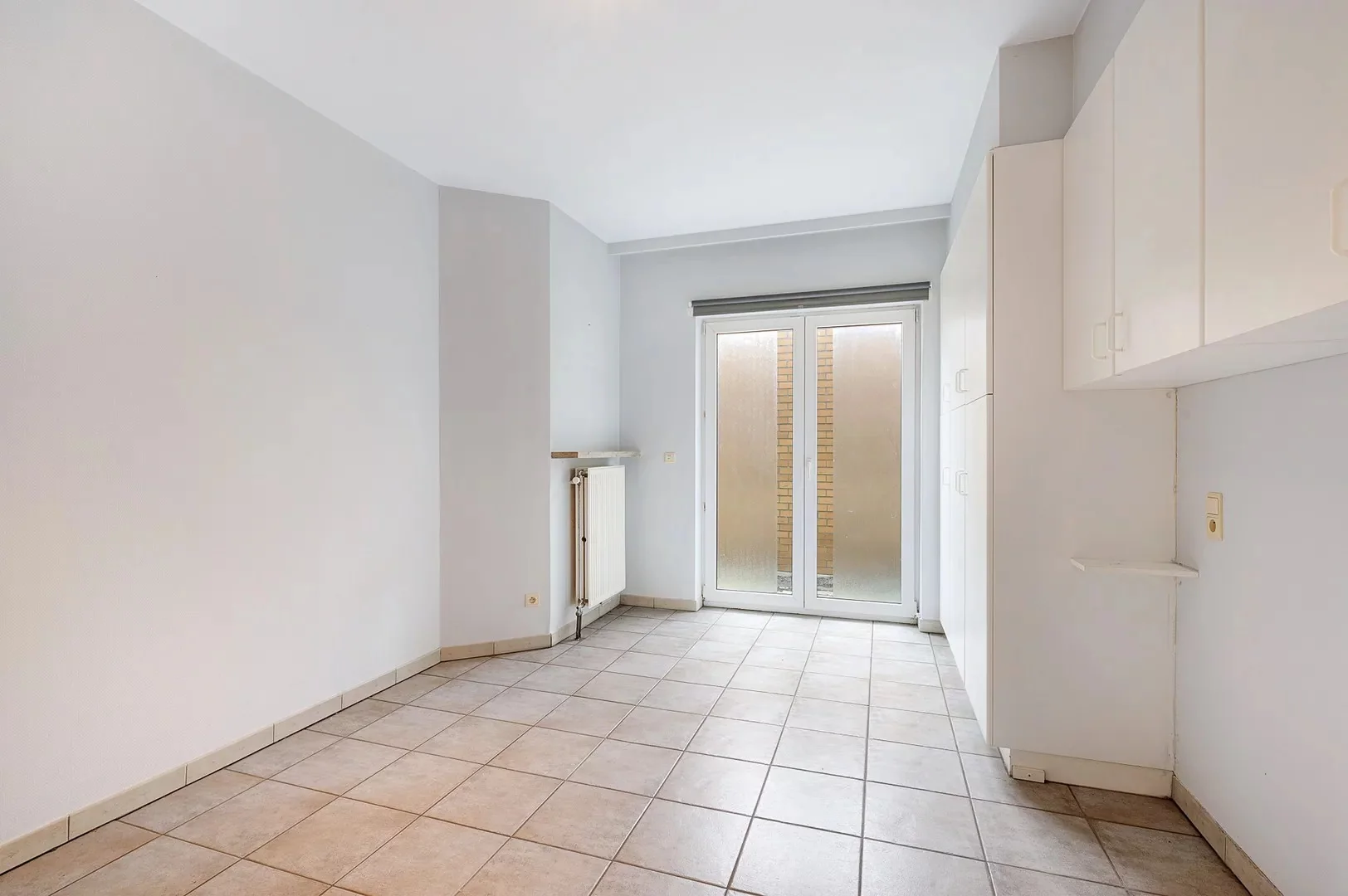 Te renoveren gelijkvloers appartement op topligging nabij het Rubensplein.