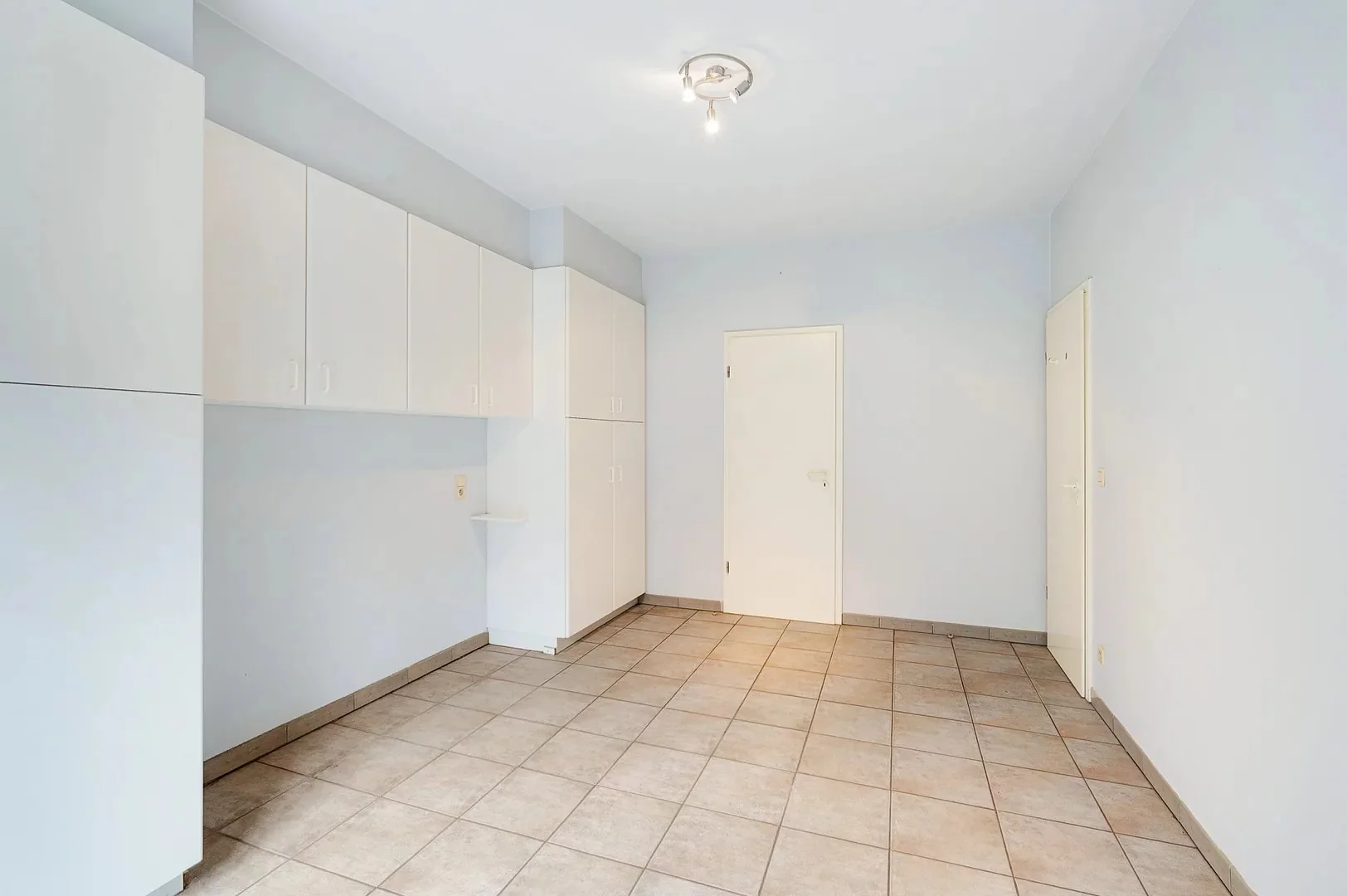 Te renoveren gelijkvloers appartement op topligging nabij het Rubensplein.