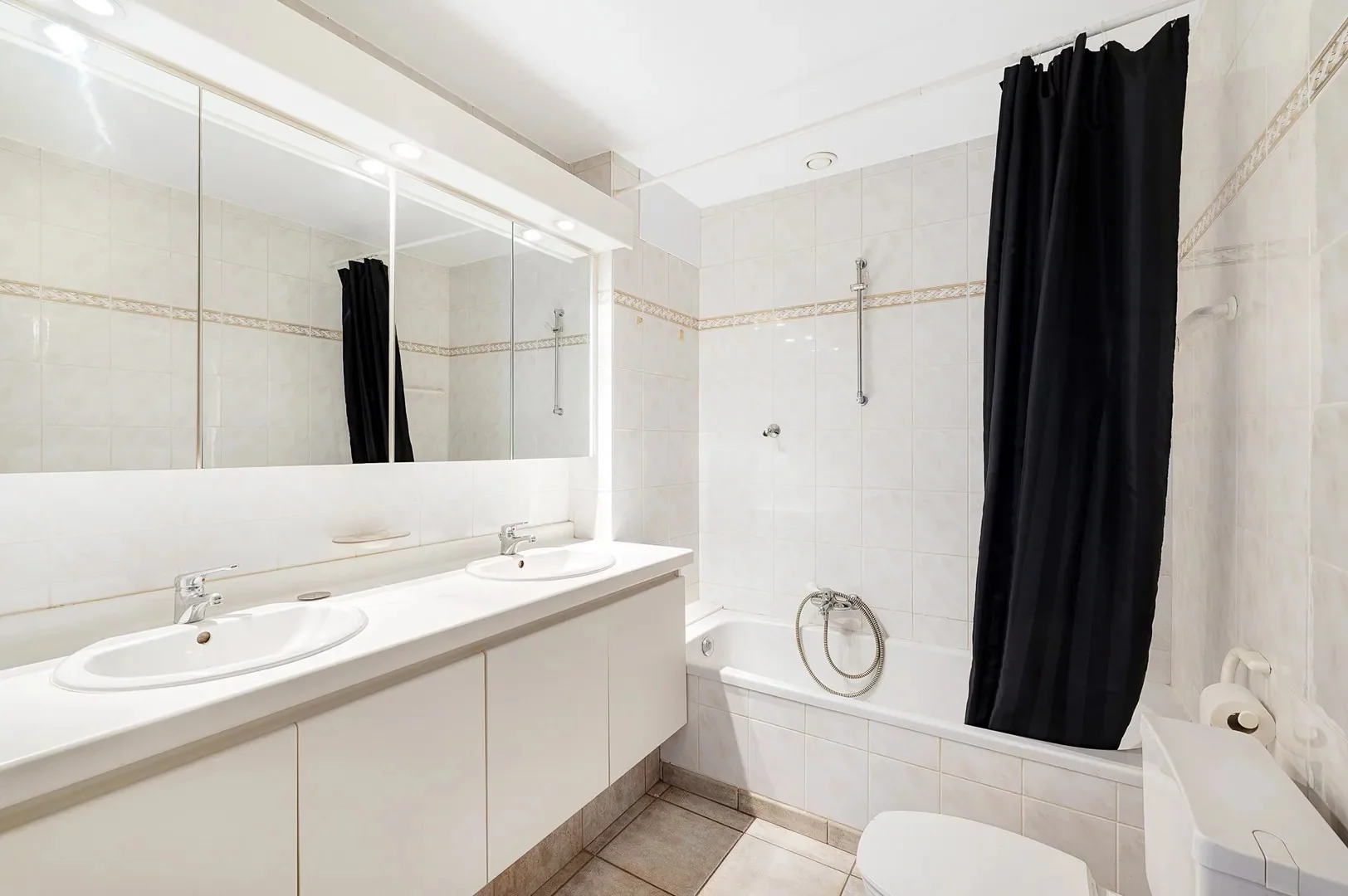 Te renoveren gelijkvloers appartement op topligging nabij het Rubensplein.