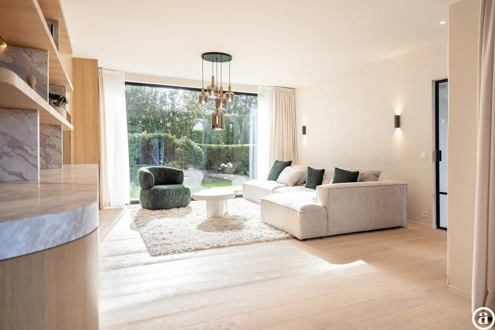 Renovated villa with 5 bedrooms located in a quiet residential area