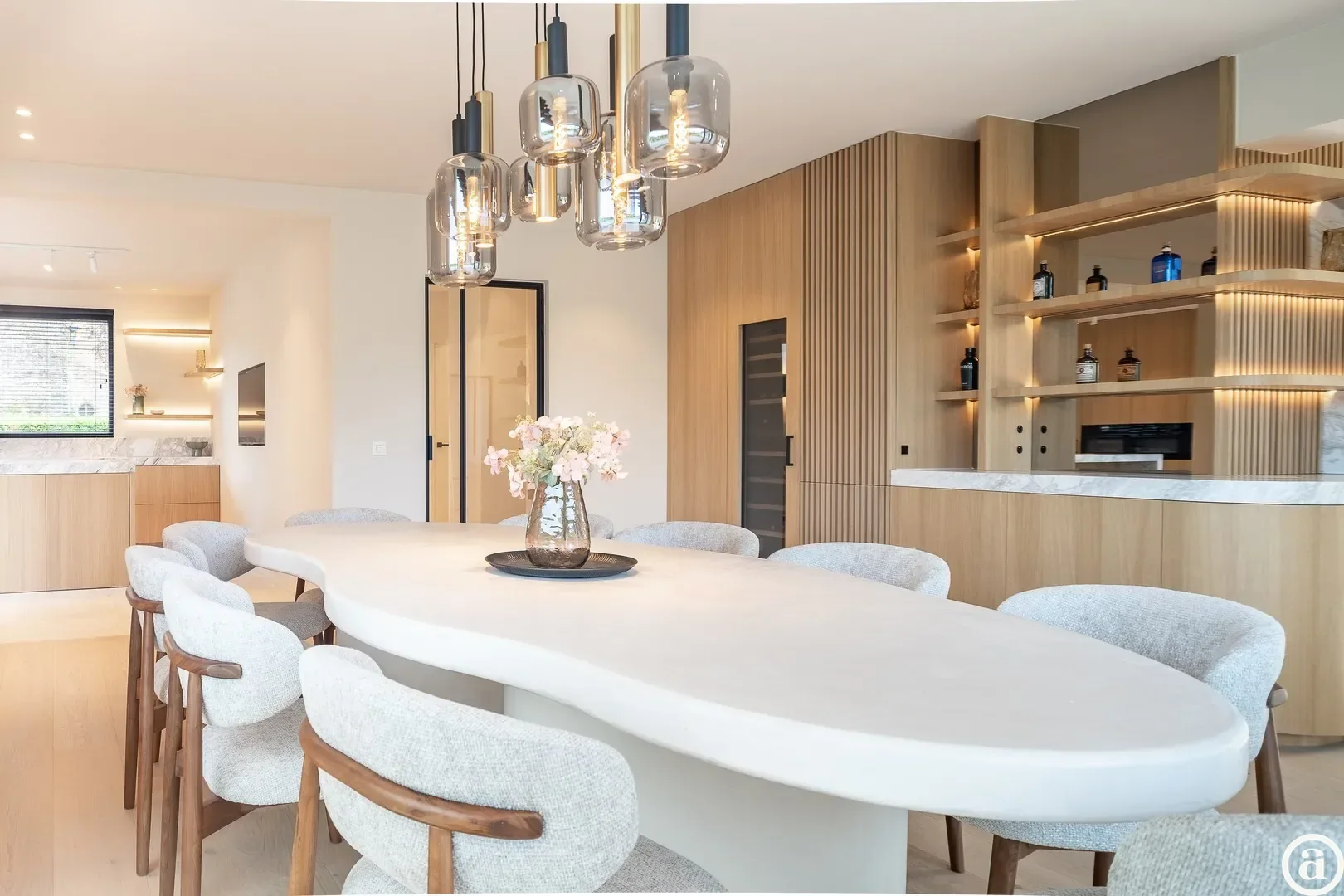 Renovated villa with 5 bedrooms located in a quiet residential area