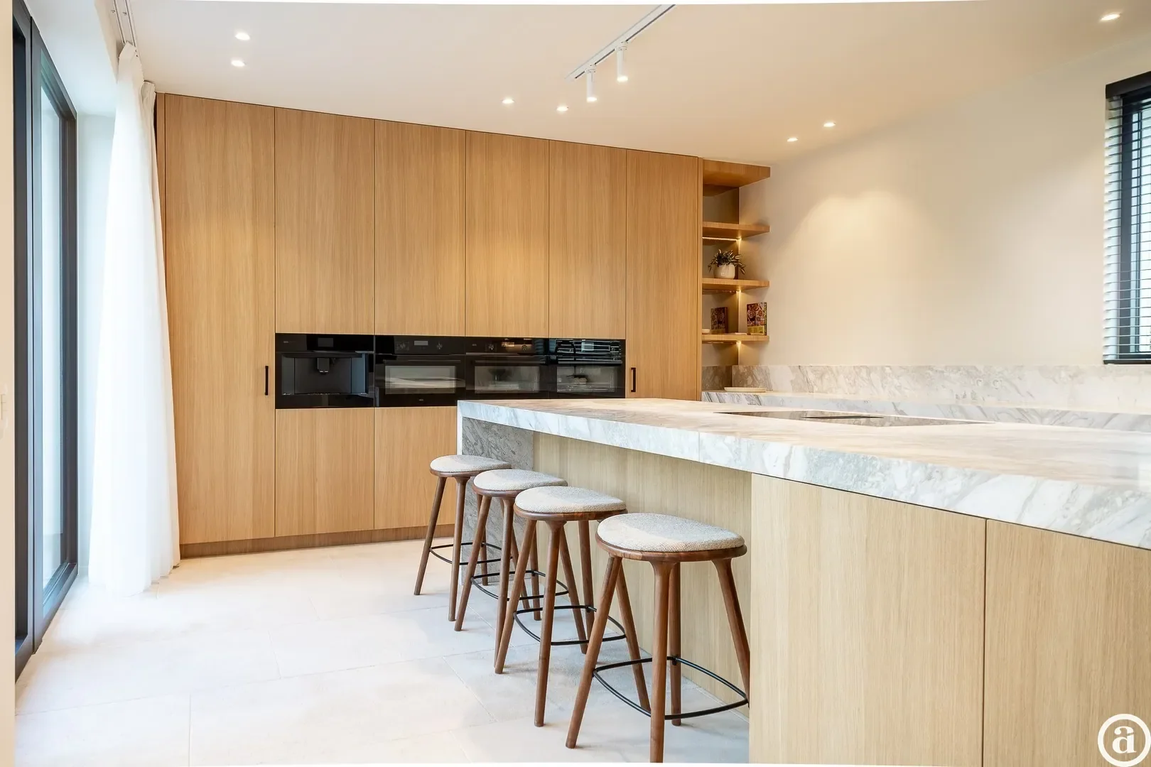 Renovated villa with 5 bedrooms located in a quiet residential area