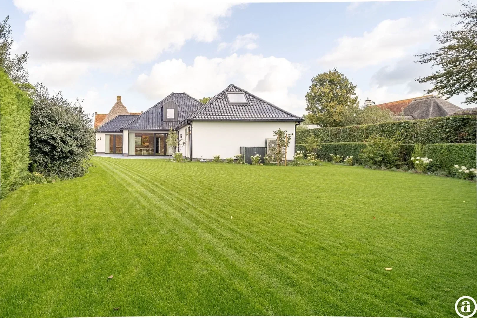Renovated villa with 5 bedrooms located in a quiet residential area