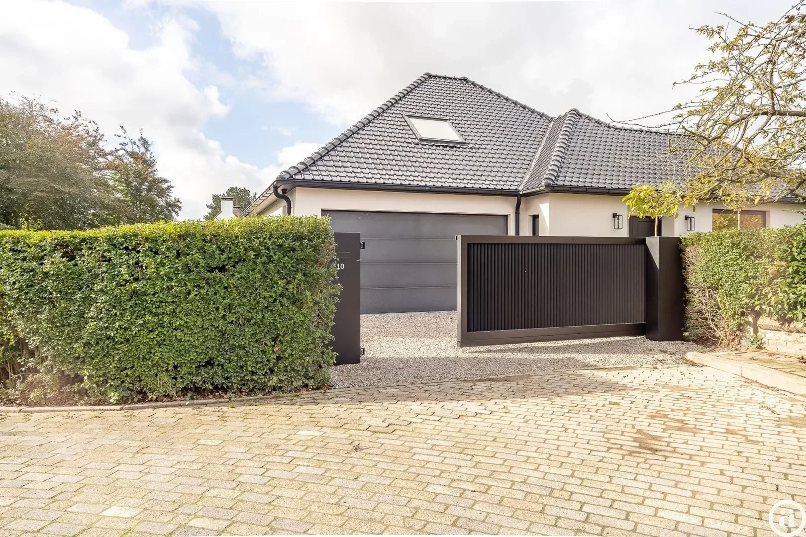 Renovated villa with 5 bedrooms located in a quiet residential area