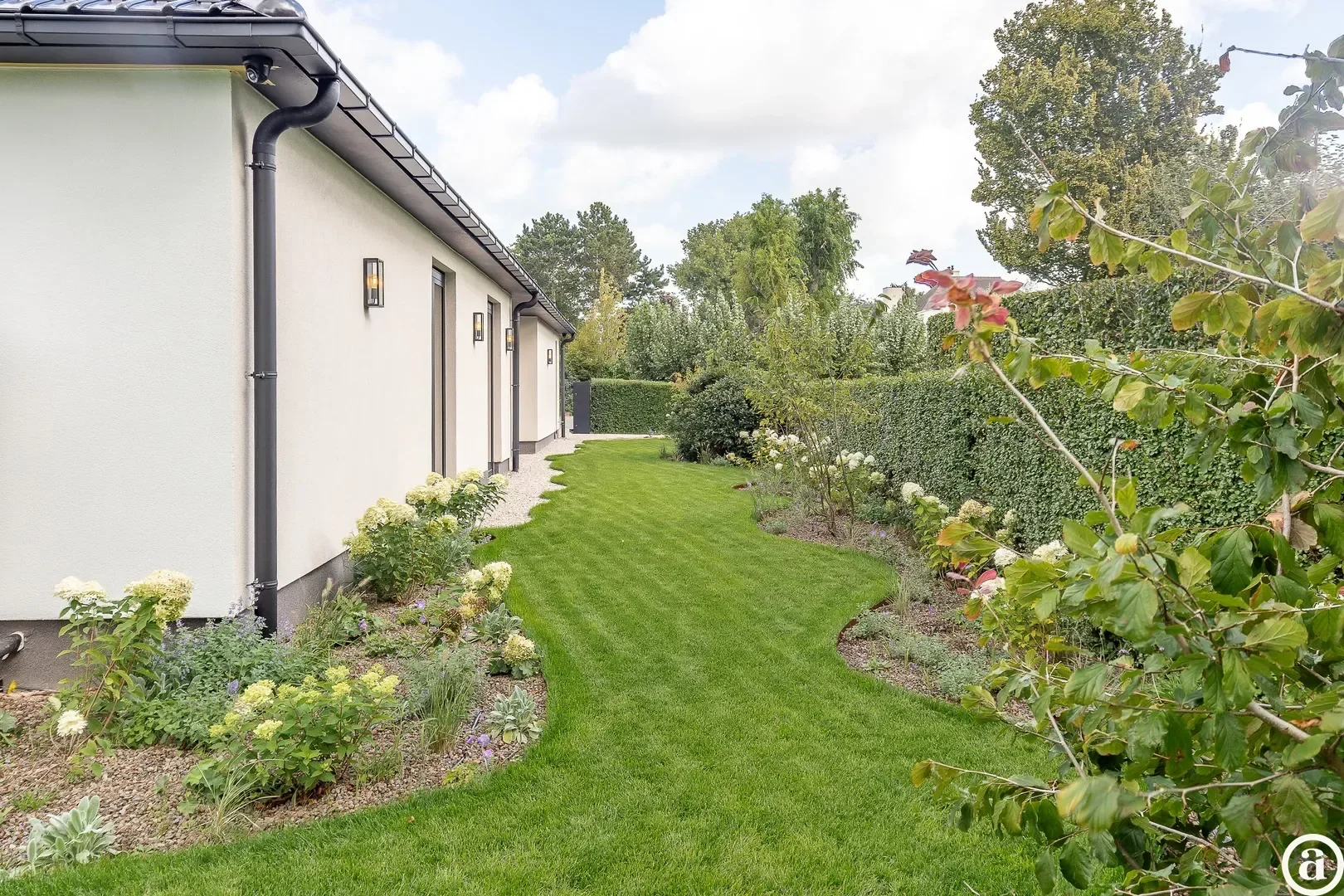 Renovated villa with 5 bedrooms located in a quiet residential area