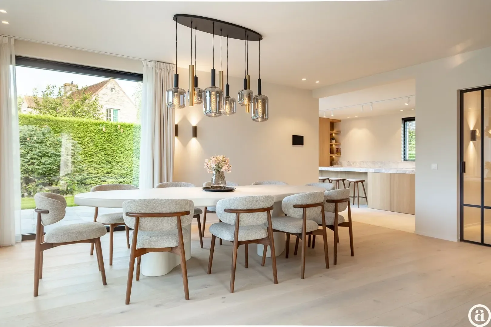 Renovated villa with 5 bedrooms located in a quiet residential area