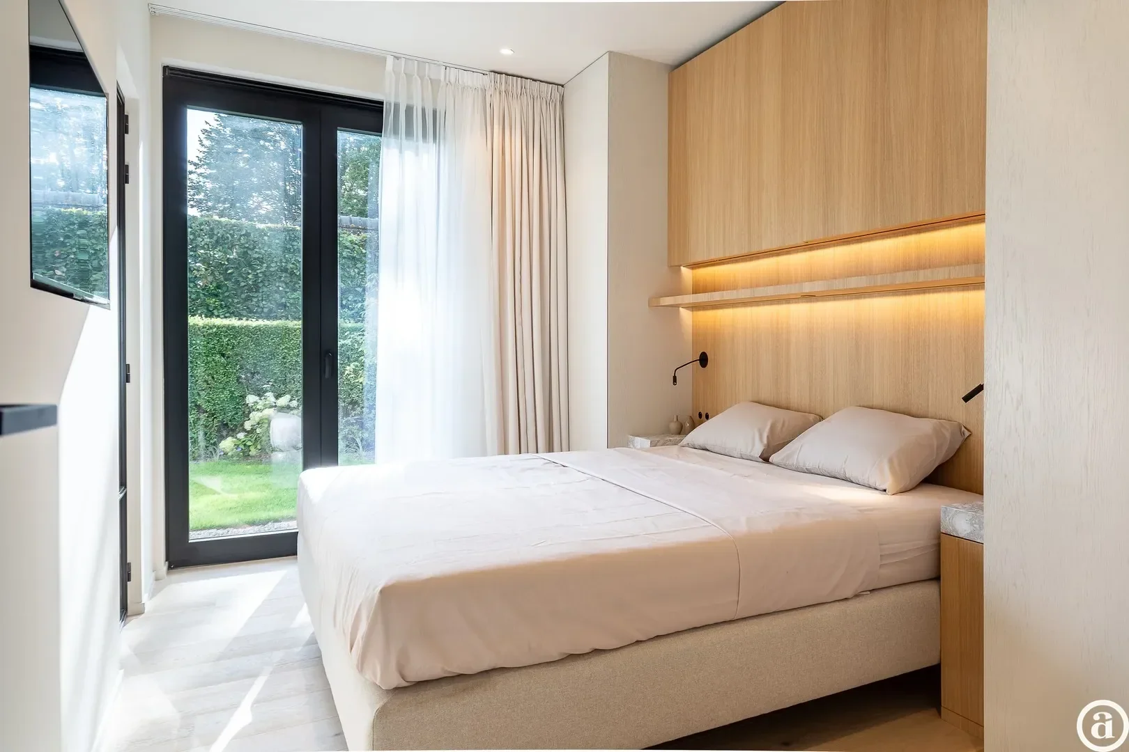 Renovated villa with 5 bedrooms located in a quiet residential area