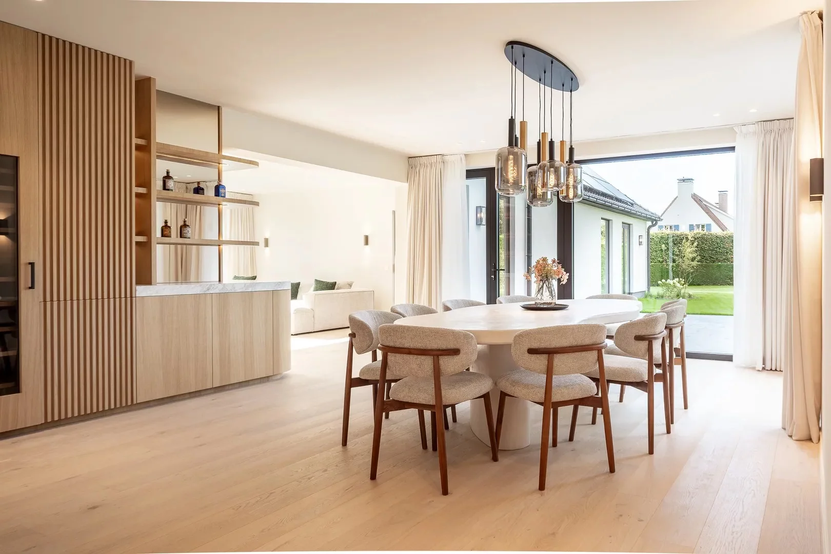 Gerenoveerde villa met 5 slaapkamers gelegen in een rustige residentiële omgeving