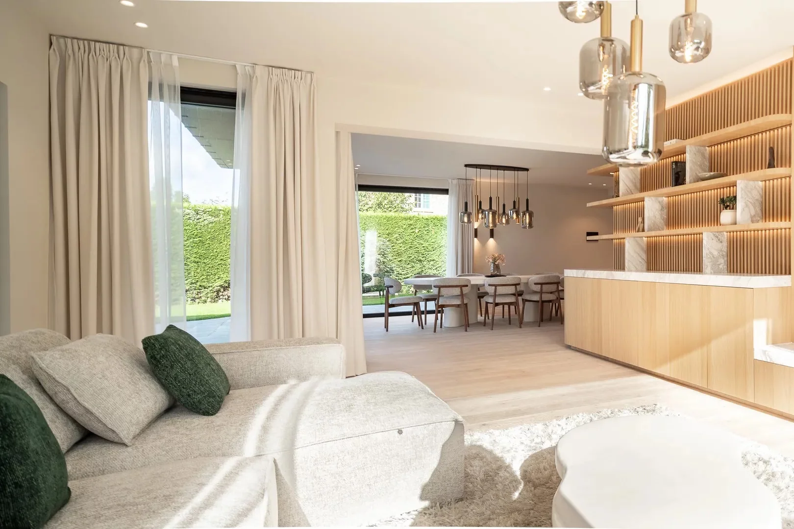 Gerenoveerde villa met 5 slaapkamers gelegen in een rustige residentiële omgeving