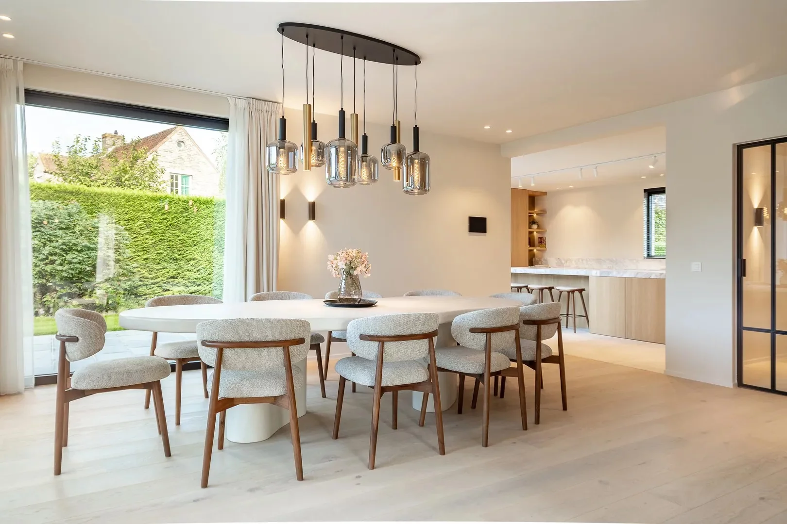 Gerenoveerde villa met 5 slaapkamers gelegen in een rustige residentiële omgeving