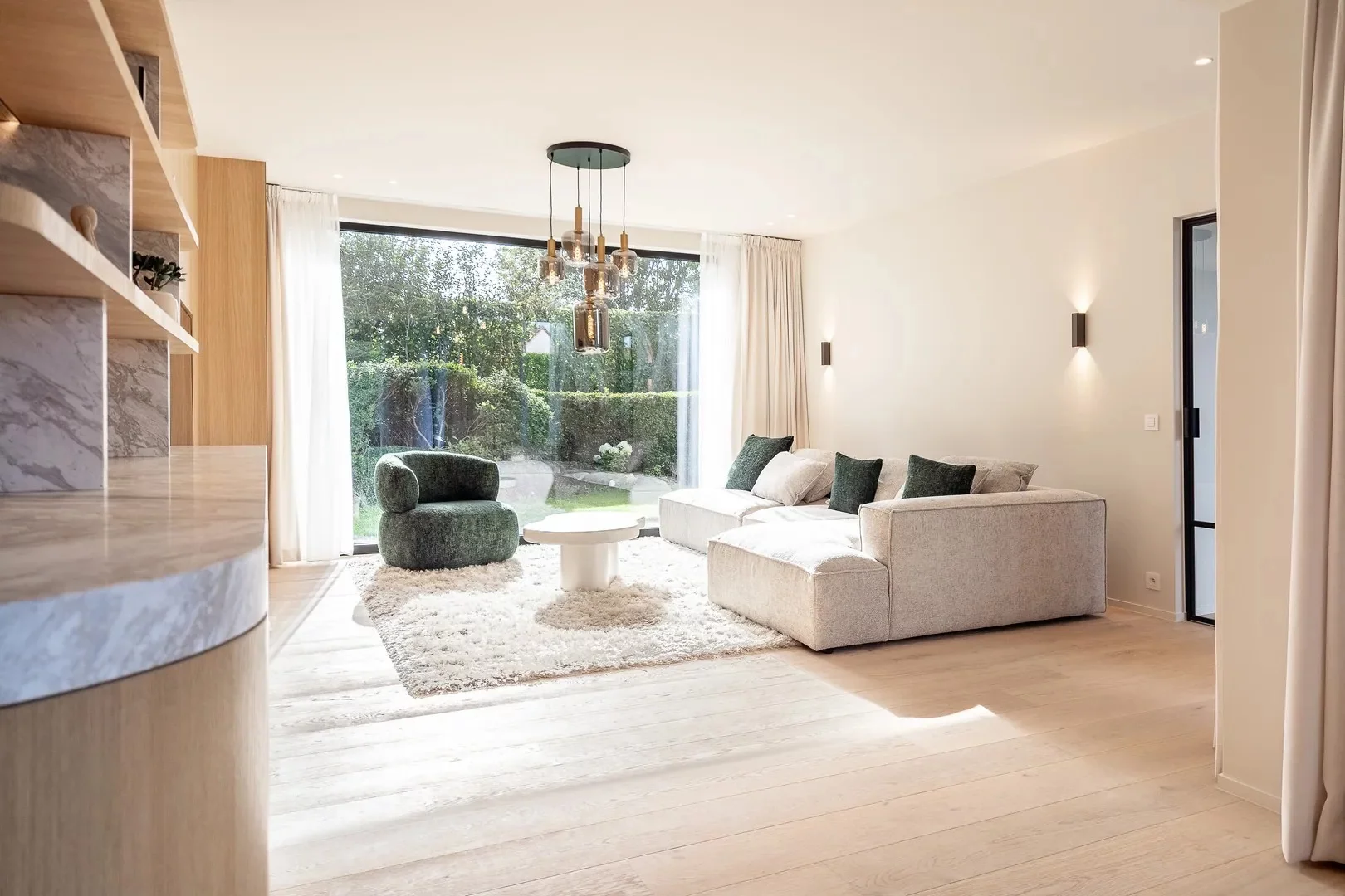Gerenoveerde villa met 5 slaapkamers gelegen in een rustige residentiële omgeving