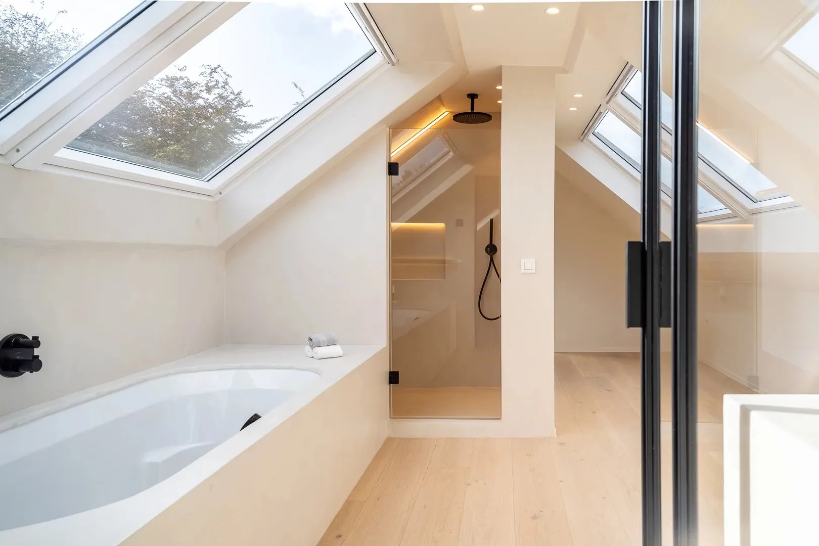 Gerenoveerde villa met 5 slaapkamers gelegen in een rustige residentiële omgeving