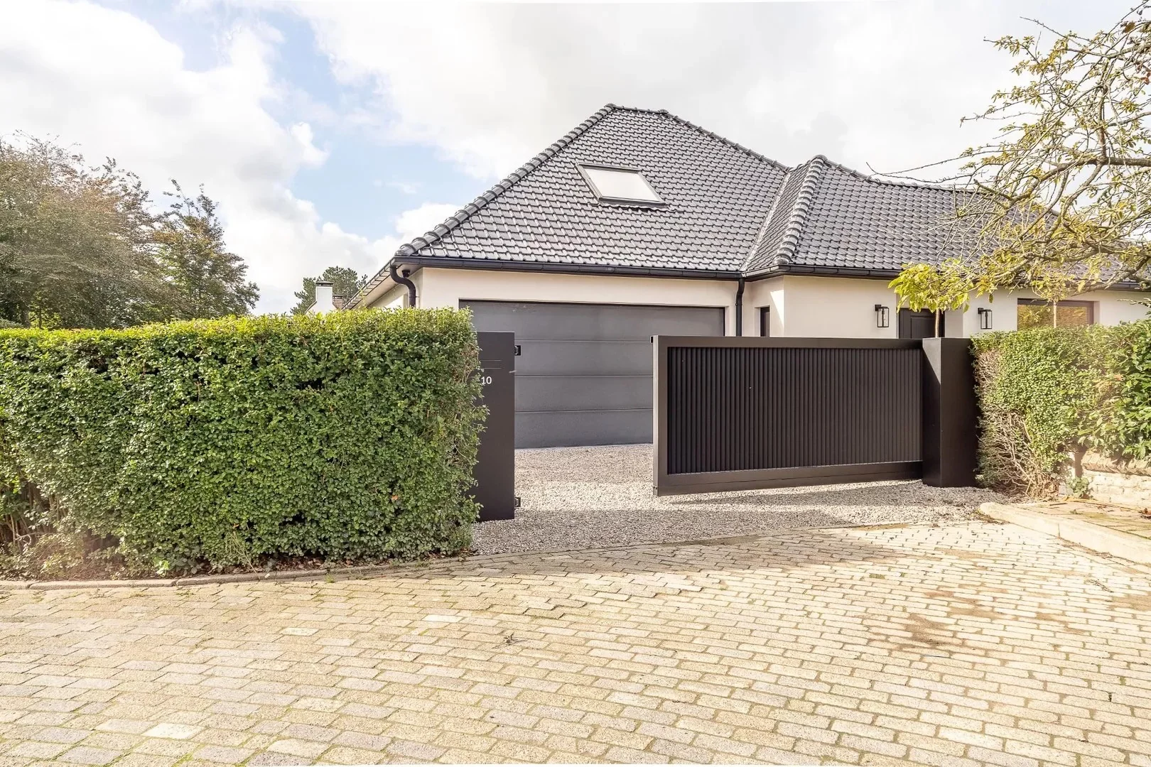 Gerenoveerde villa met 5 slaapkamers gelegen in een rustige residentiële omgeving