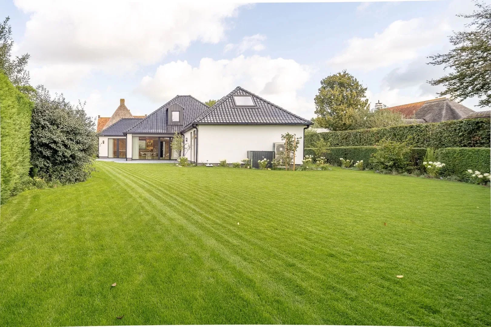 Gerenoveerde villa met 5 slaapkamers gelegen in een rustige residentiële omgeving