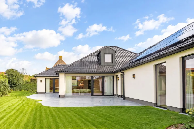 Gerenoveerde villa met 5 slaapkamers gelegen in een rustige residentiële omgeving