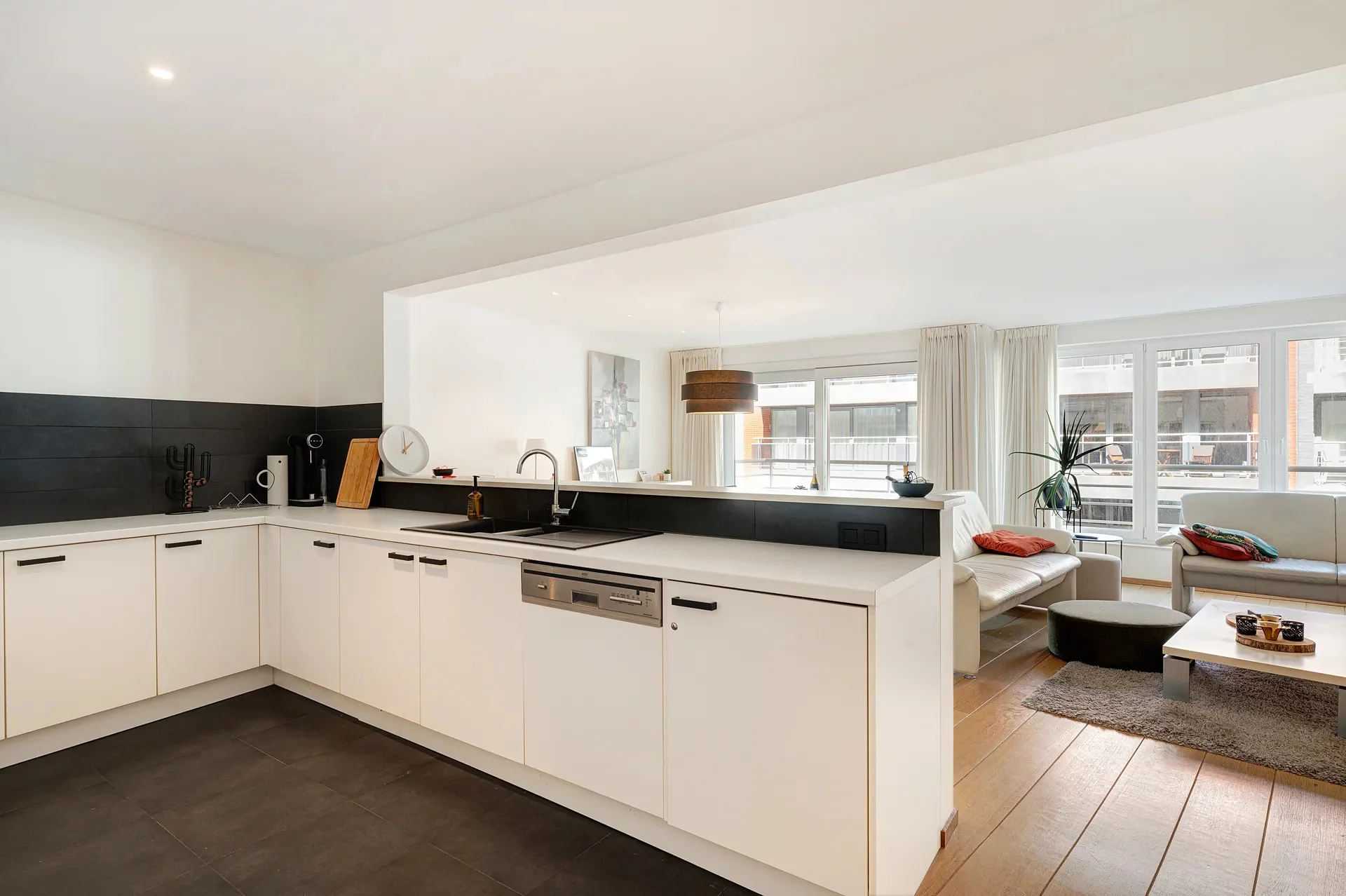 Ruim en lichtrijk gemeubeld appartement nabij winkels en strand nabij Rubensplein.