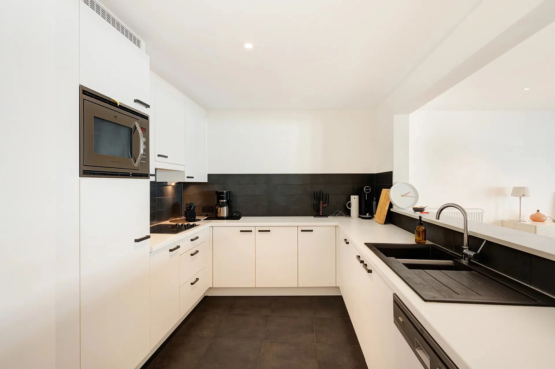 Ruim en lichtrijk gemeubeld appartement nabij winkels en strand nabij Rubensplein.