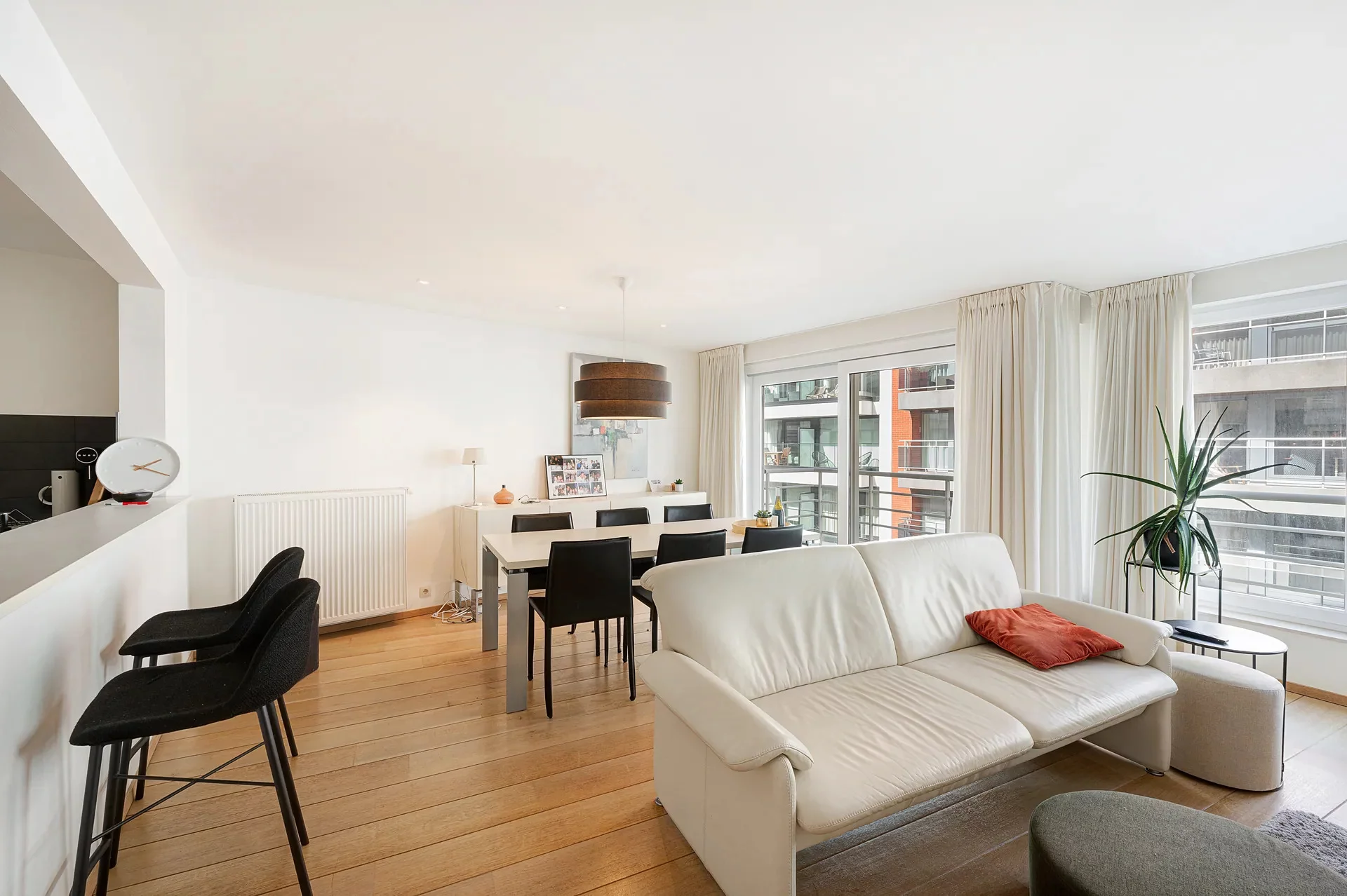 Ruim en lichtrijk gemeubeld appartement nabij winkels en strand nabij Rubensplein.