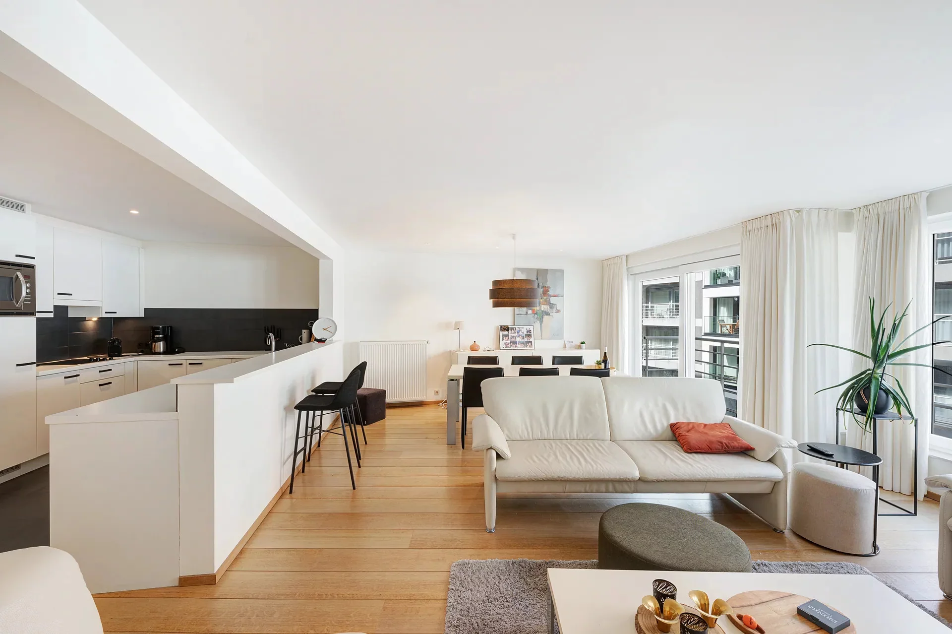 Ruim en lichtrijk gemeubeld appartement nabij winkels en strand nabij Rubensplein.