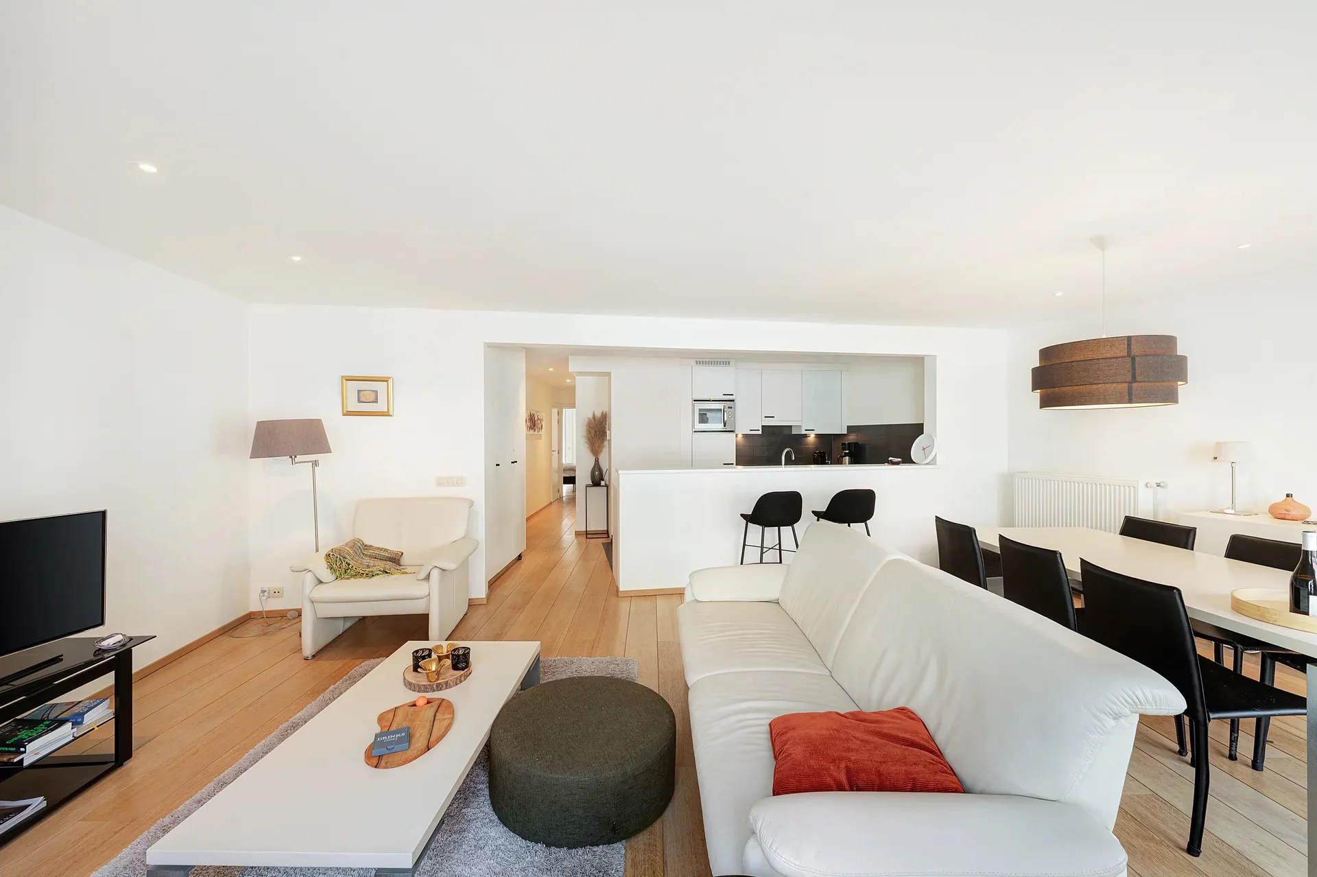 Ruim en lichtrijk gemeubeld appartement nabij winkels en strand nabij Rubensplein.