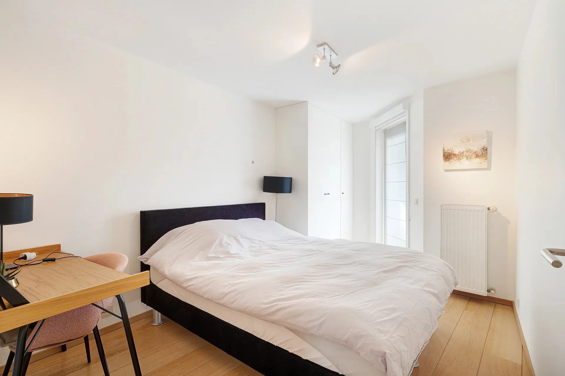 Ruim en lichtrijk gemeubeld appartement nabij winkels en strand nabij Rubensplein.