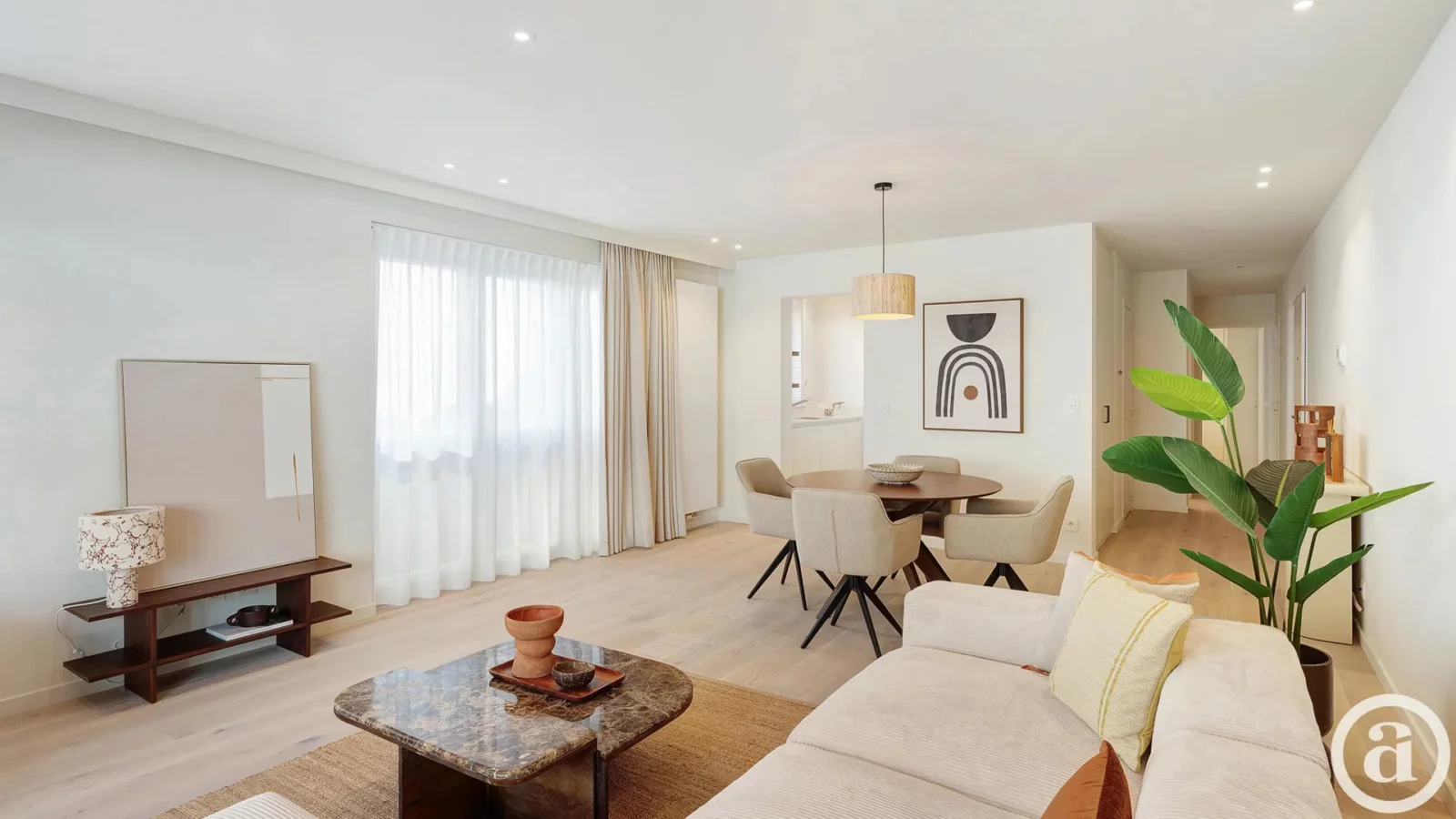 Lichtrijk hoekappartement met zijdelings zeezicht, centrum