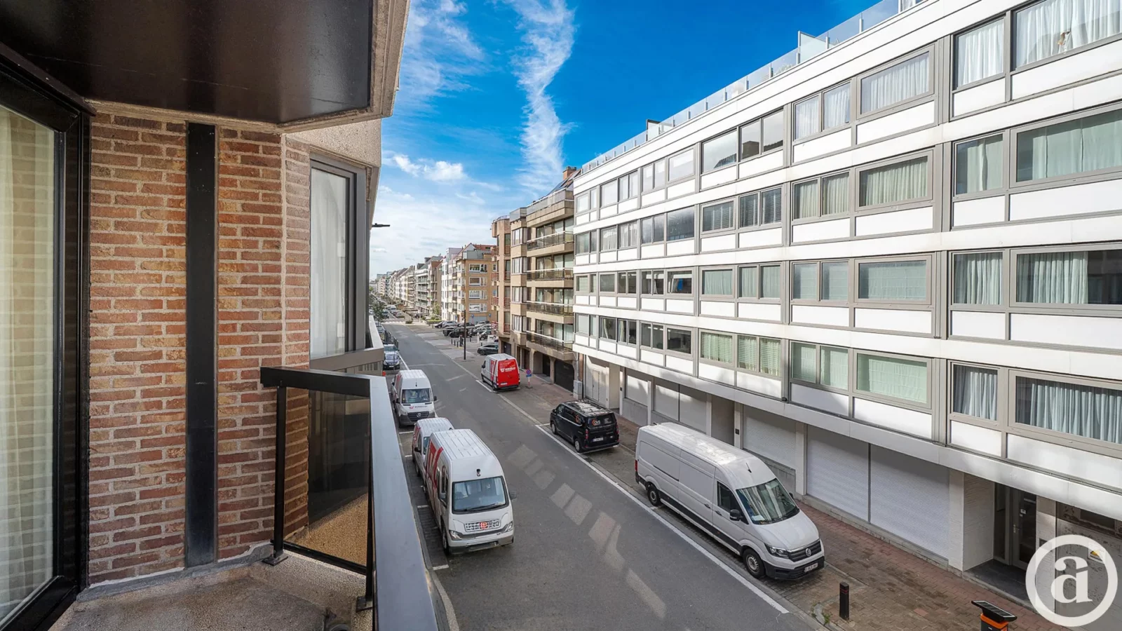 Lichtrijk hoekappartement met zijdelings zeezicht, centrum