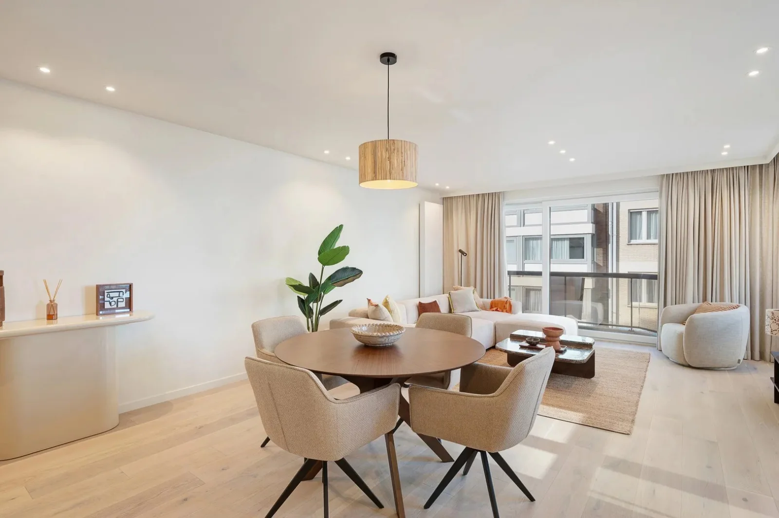 Renovated corner apartment with sea view
