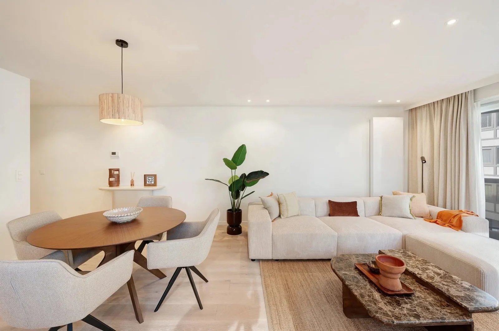 Renovated corner apartment with sea view