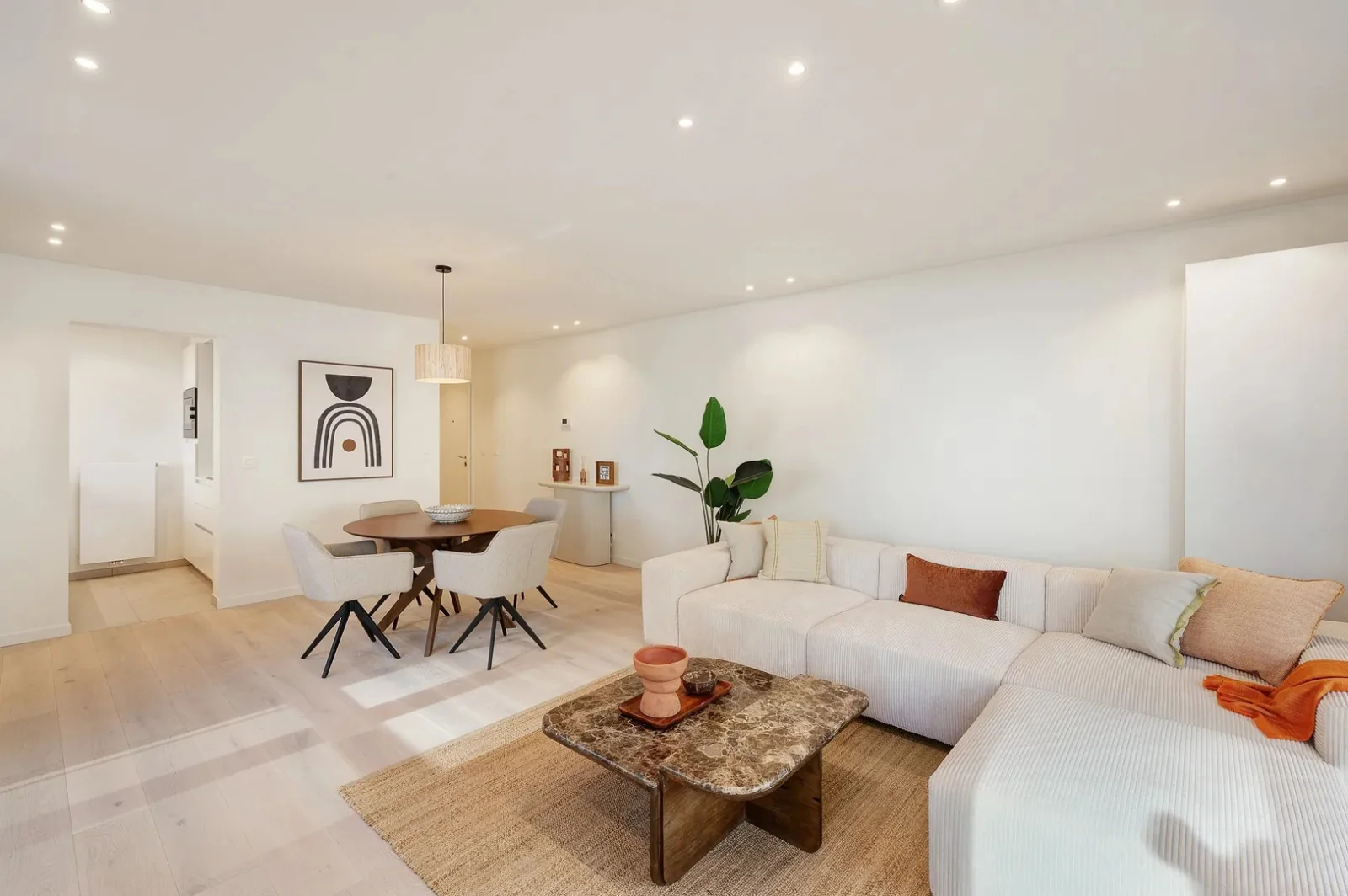 Renovated corner apartment with sea view
