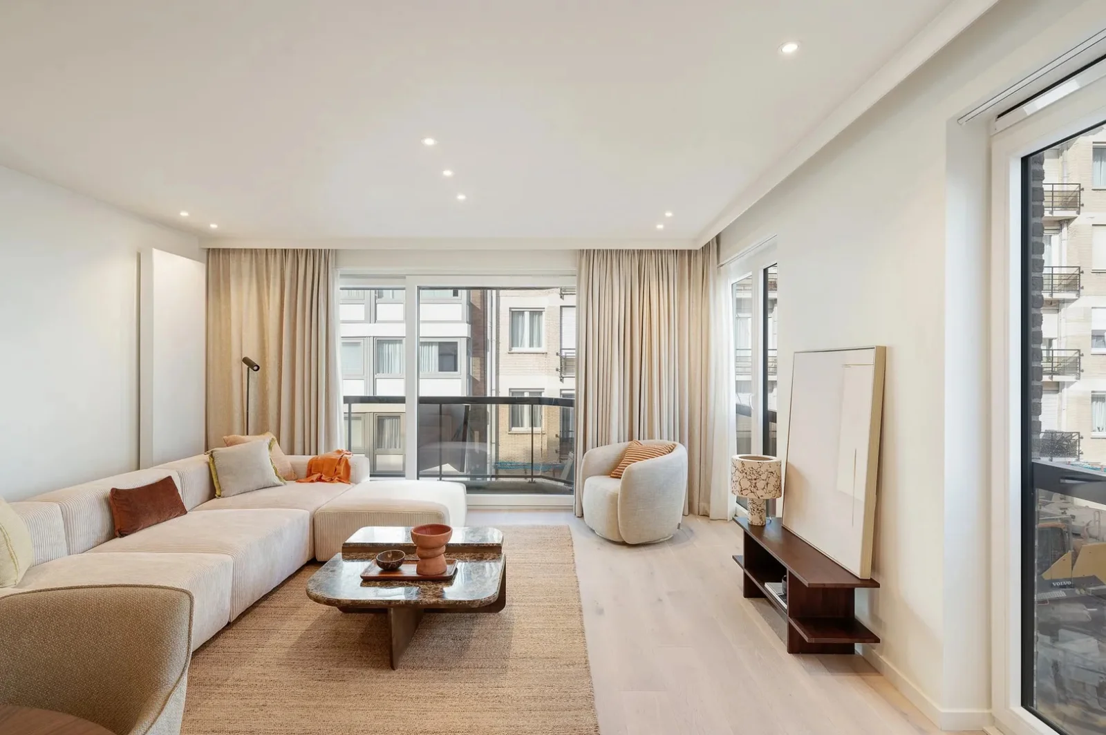 Renovated corner apartment with sea view