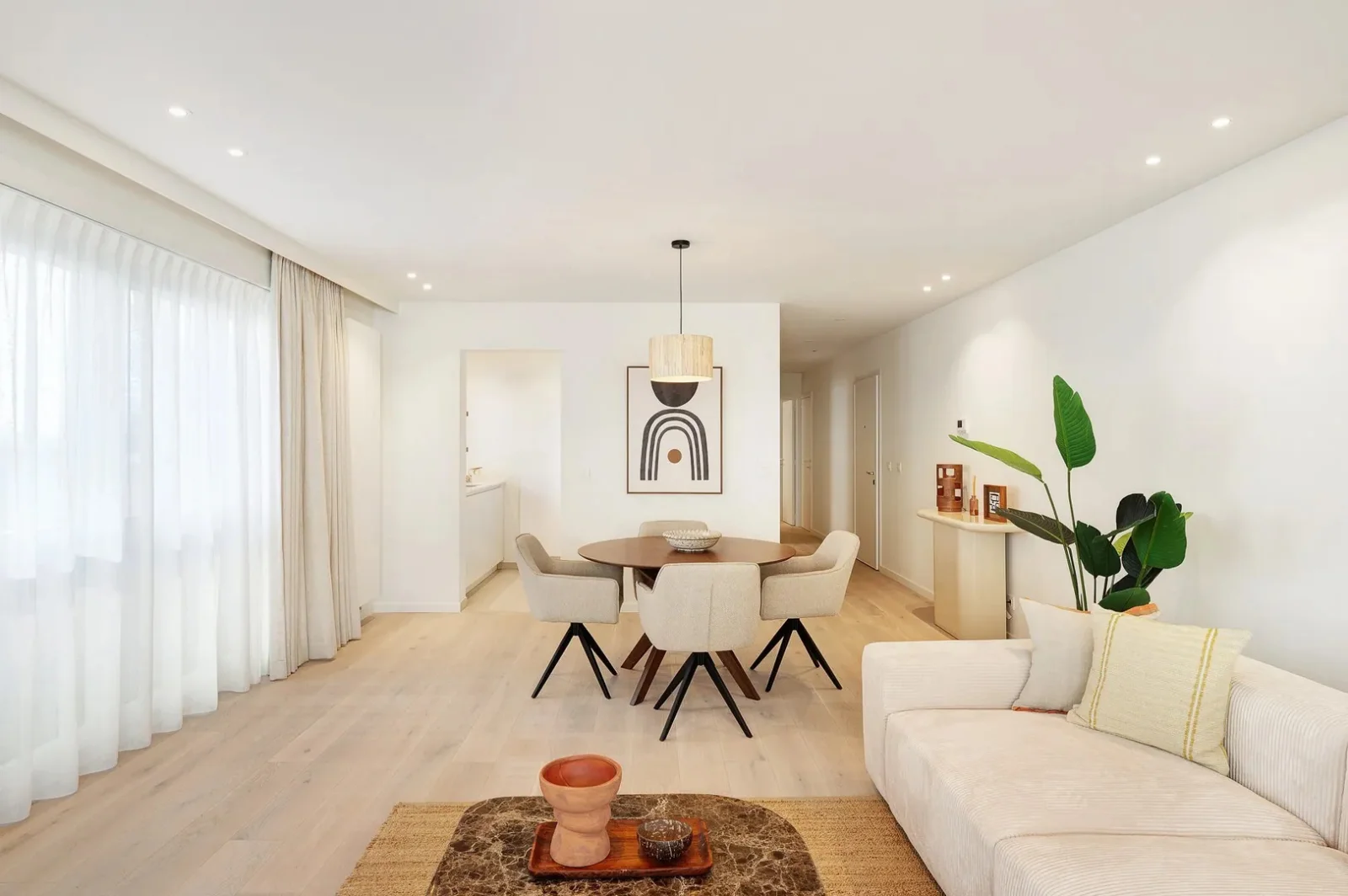 Renovated corner apartment with sea view
