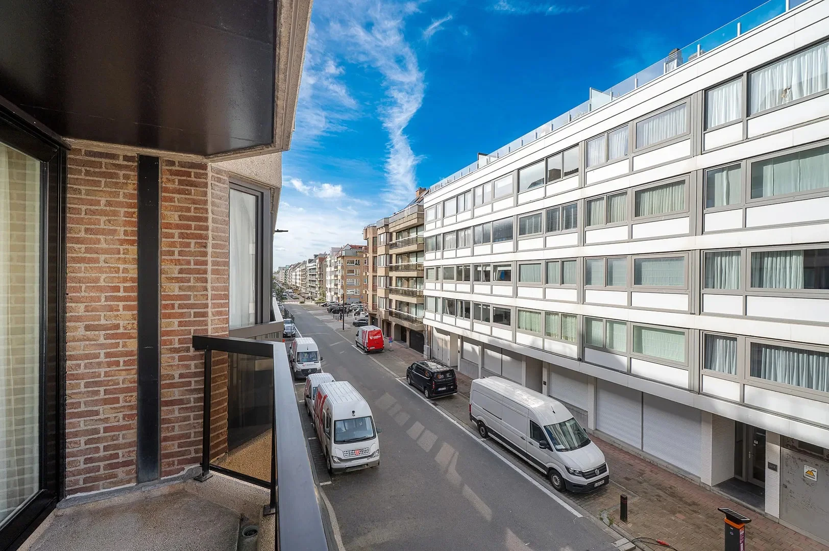 Renovated corner apartment with sea view