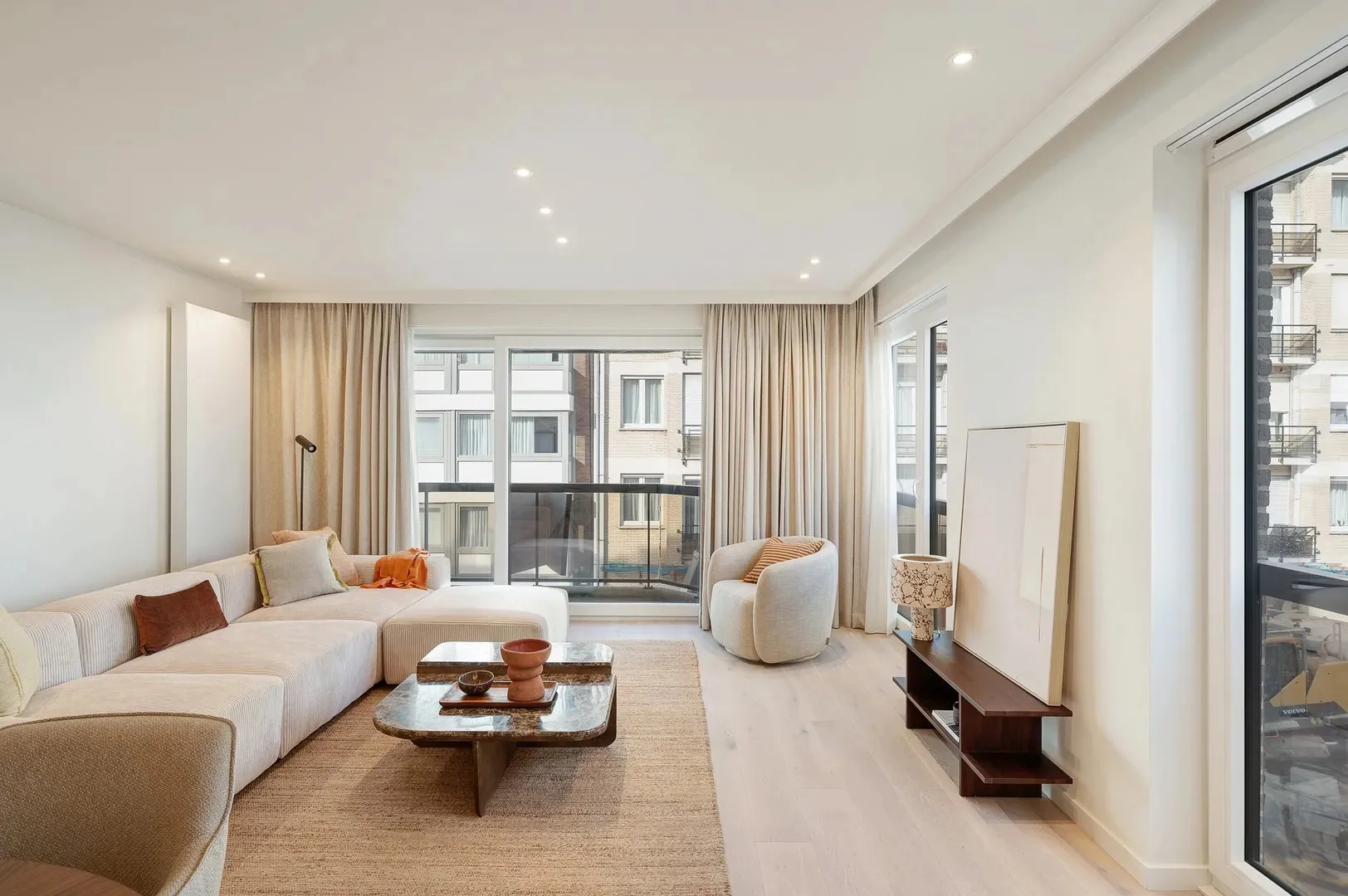 Renovated corner apartment with sea view